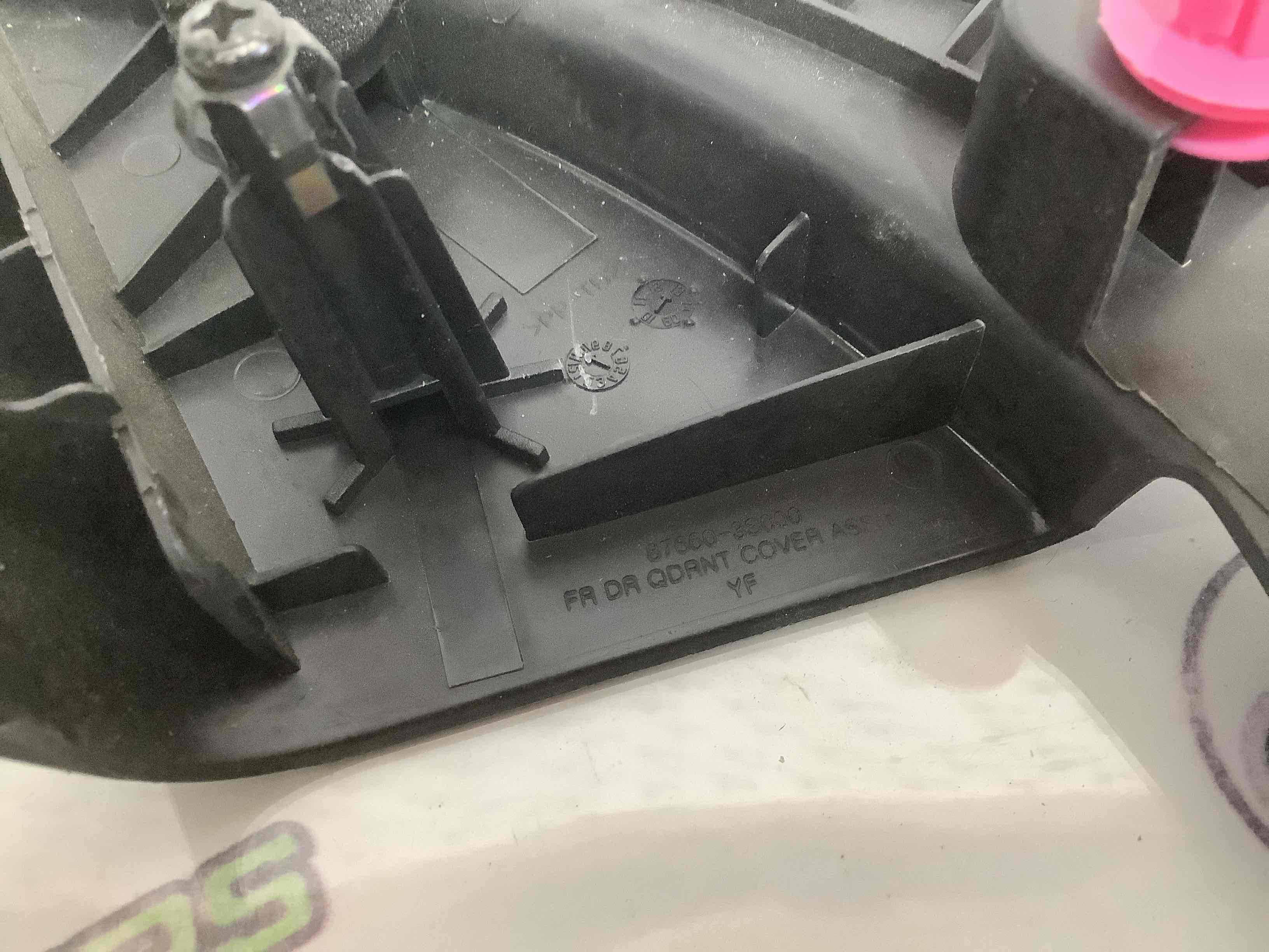 Корпус, накладка, кріплення правого дзеркала