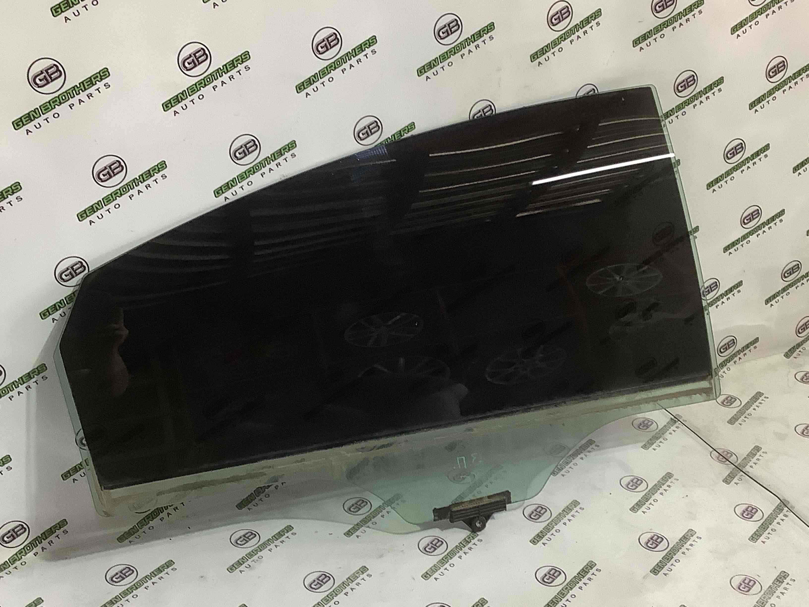 Скло заднє праве