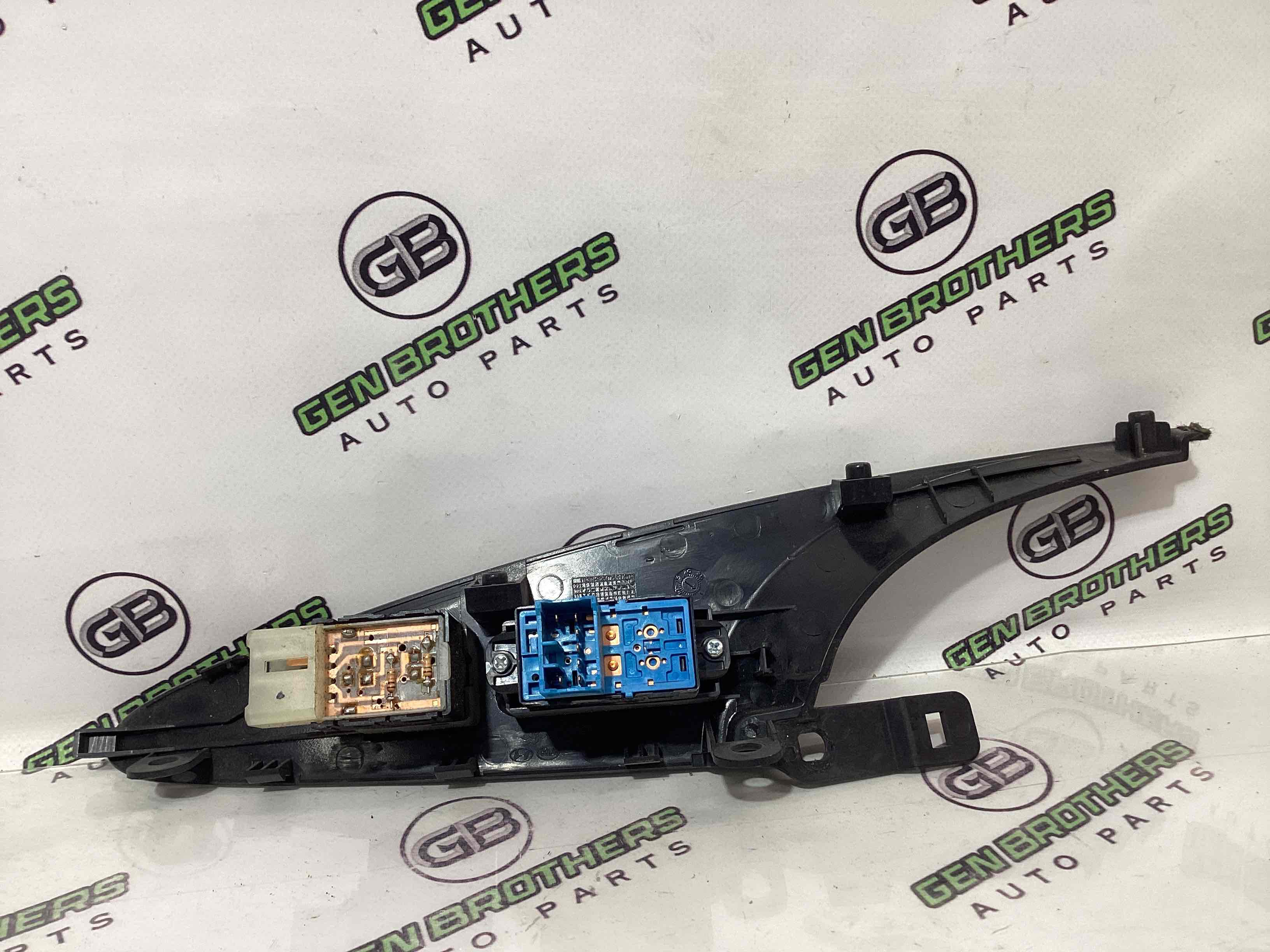 Кнопки керування склопідйомниками