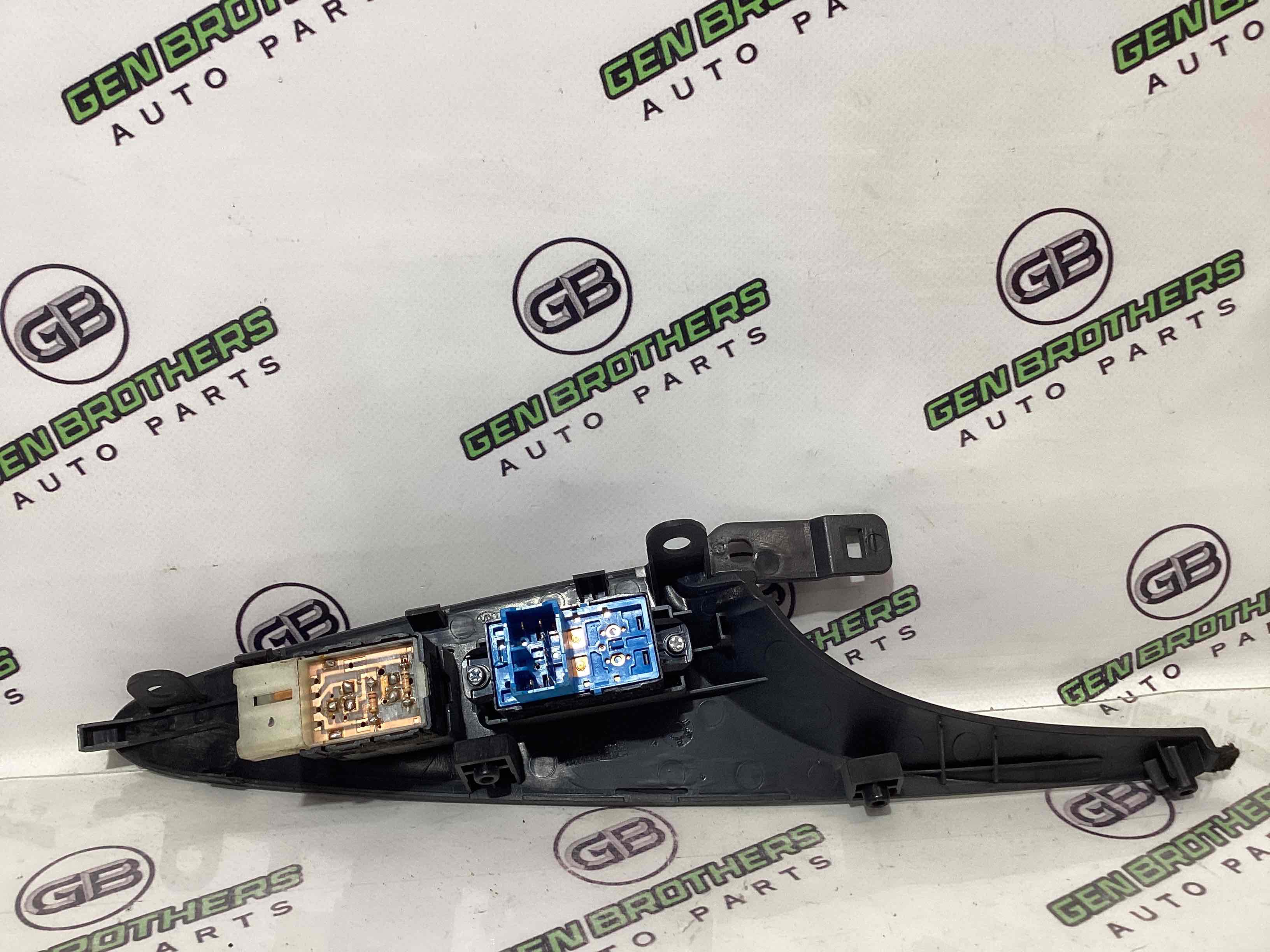 Кнопки керування склопідйомниками