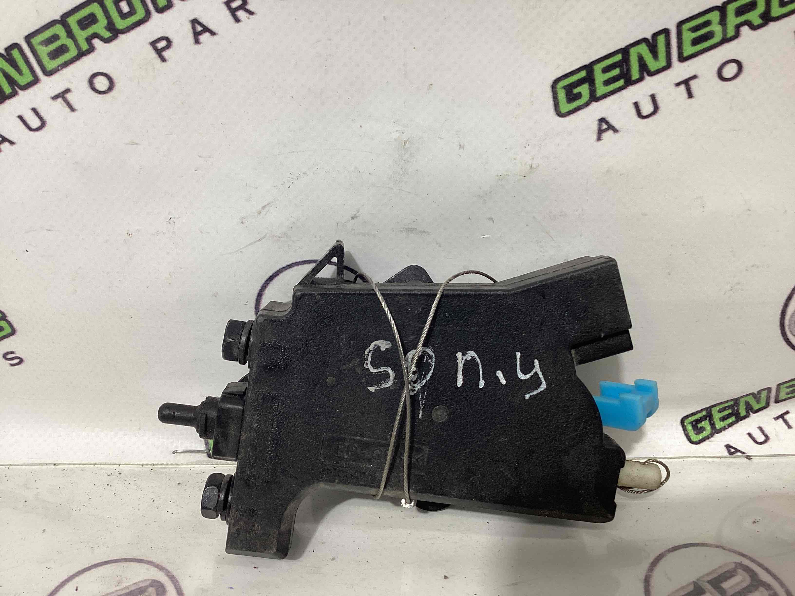 Замок лючка бензобака