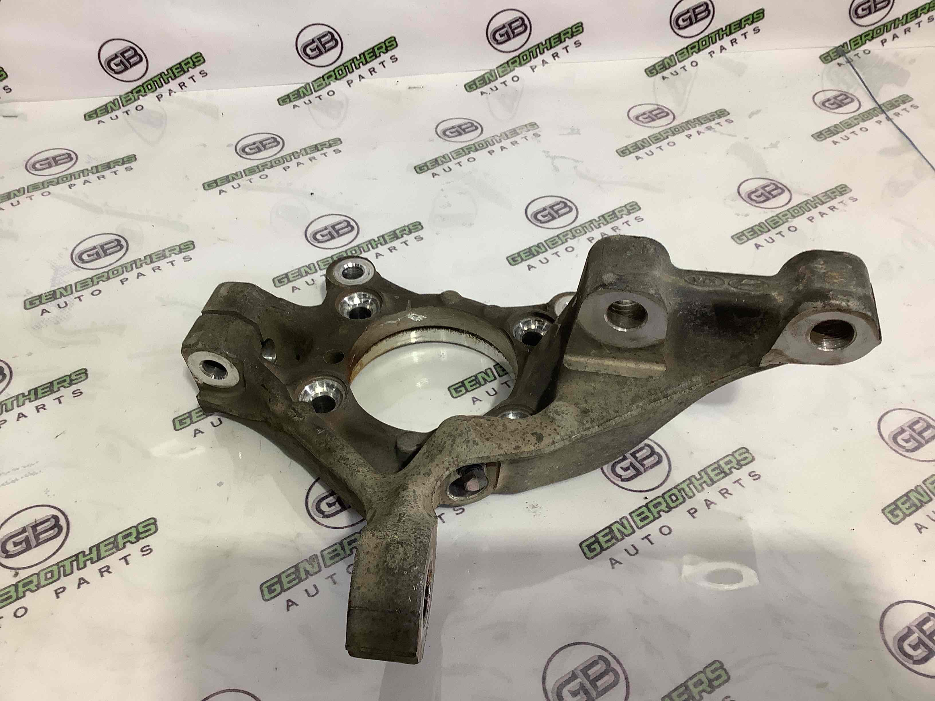 Кулак поворотний правий