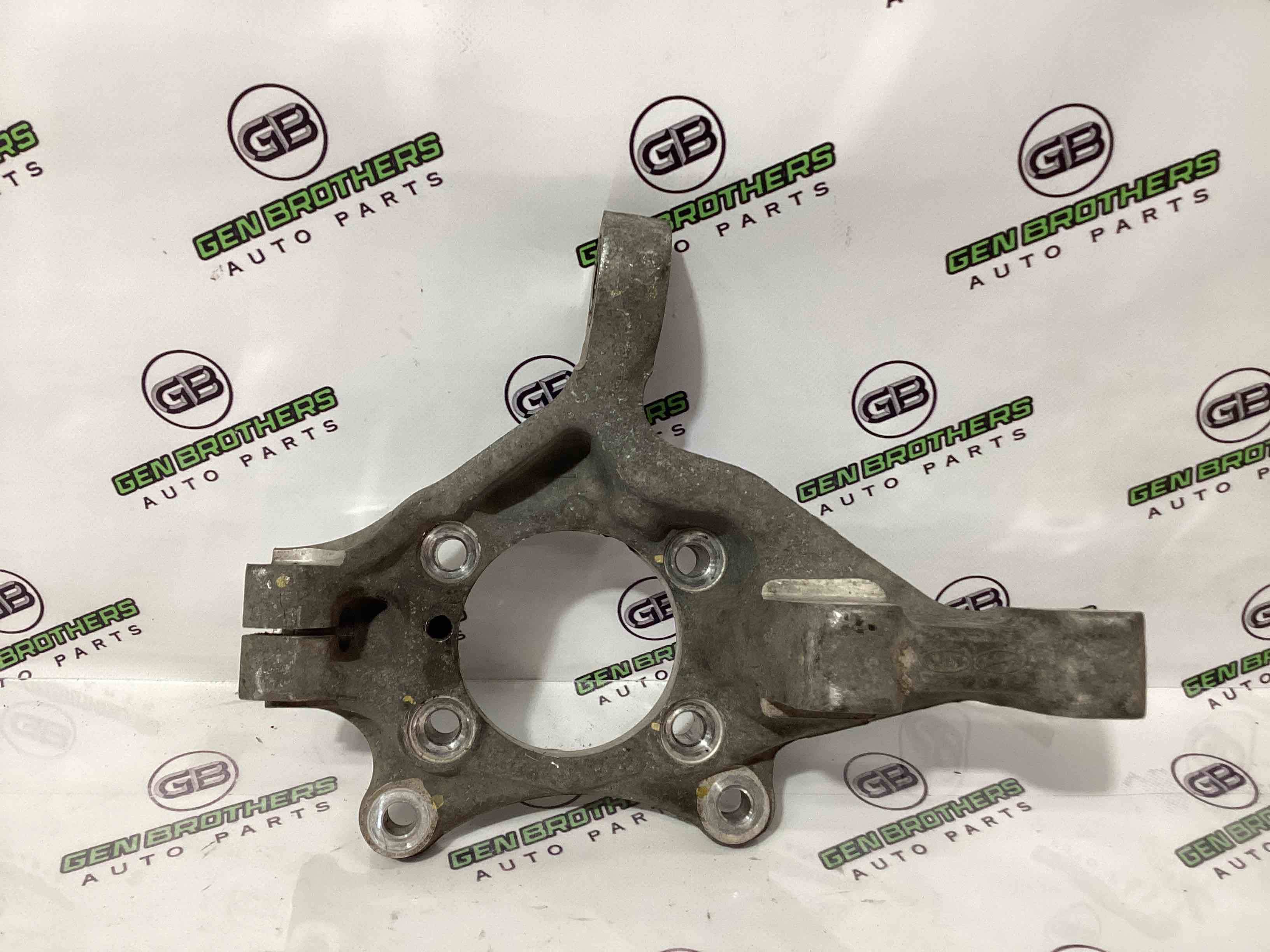 Кулак поворотний лівий