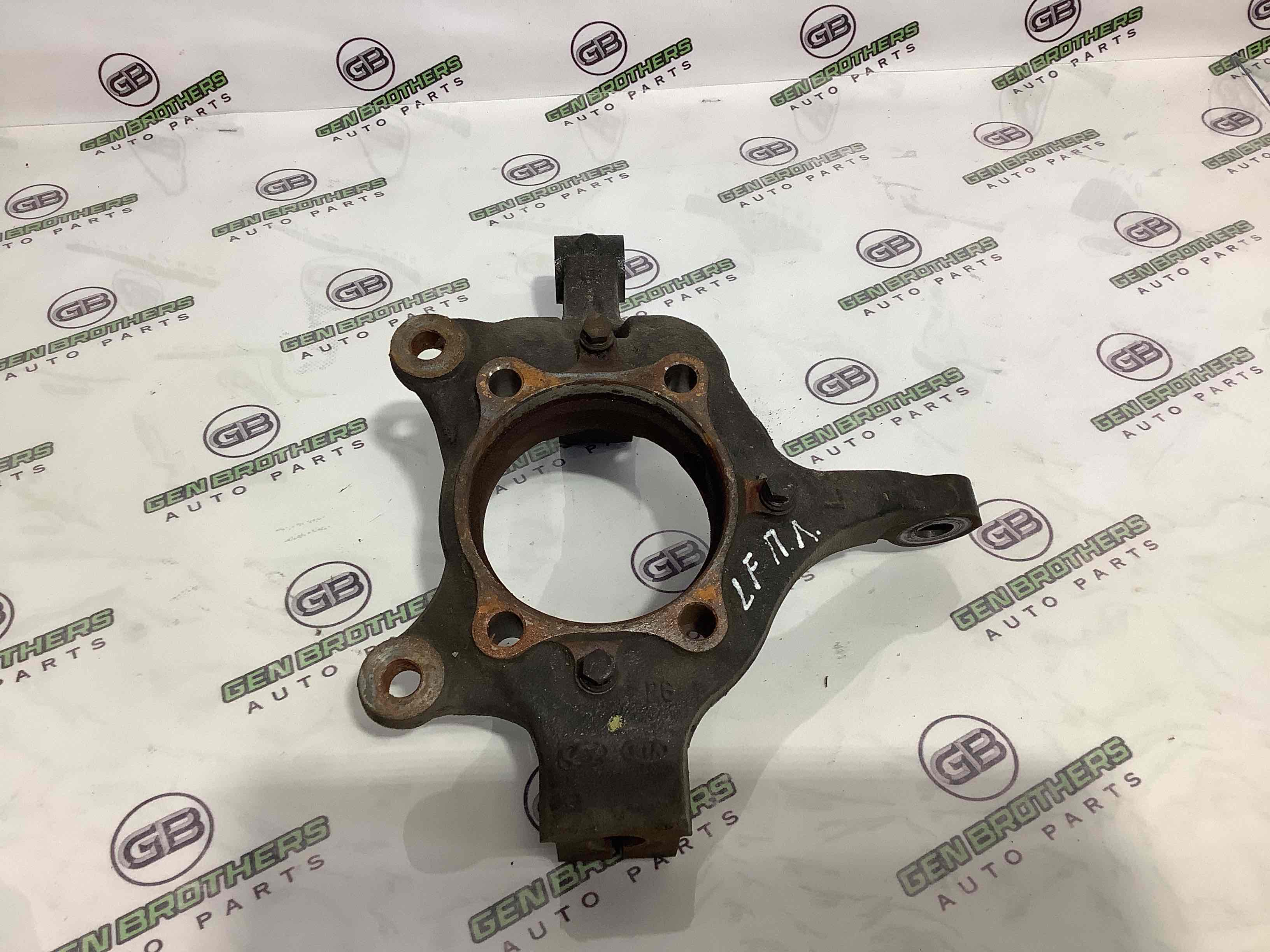 Кулак поворотний лівий