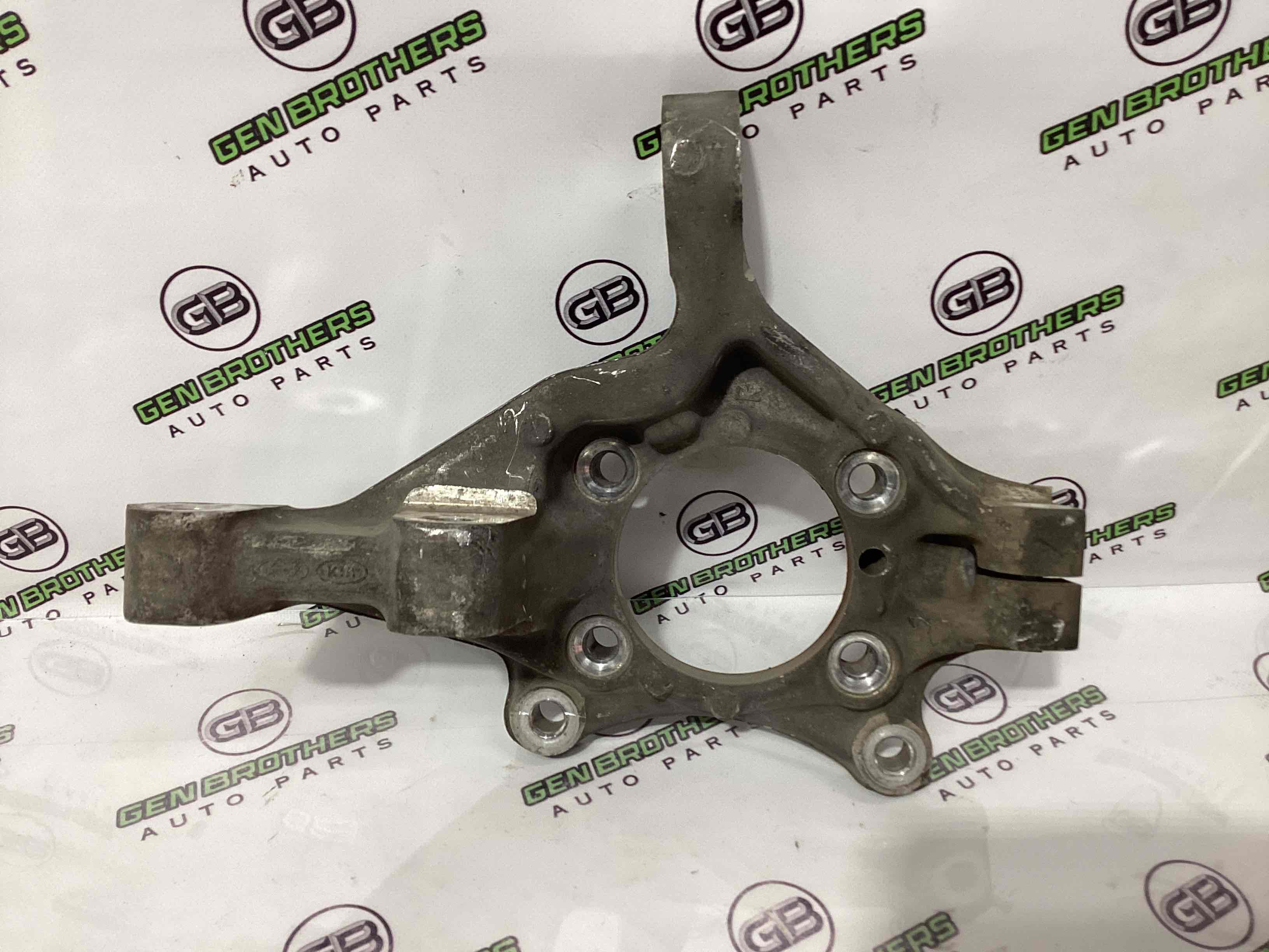 Кулак поворотний правий