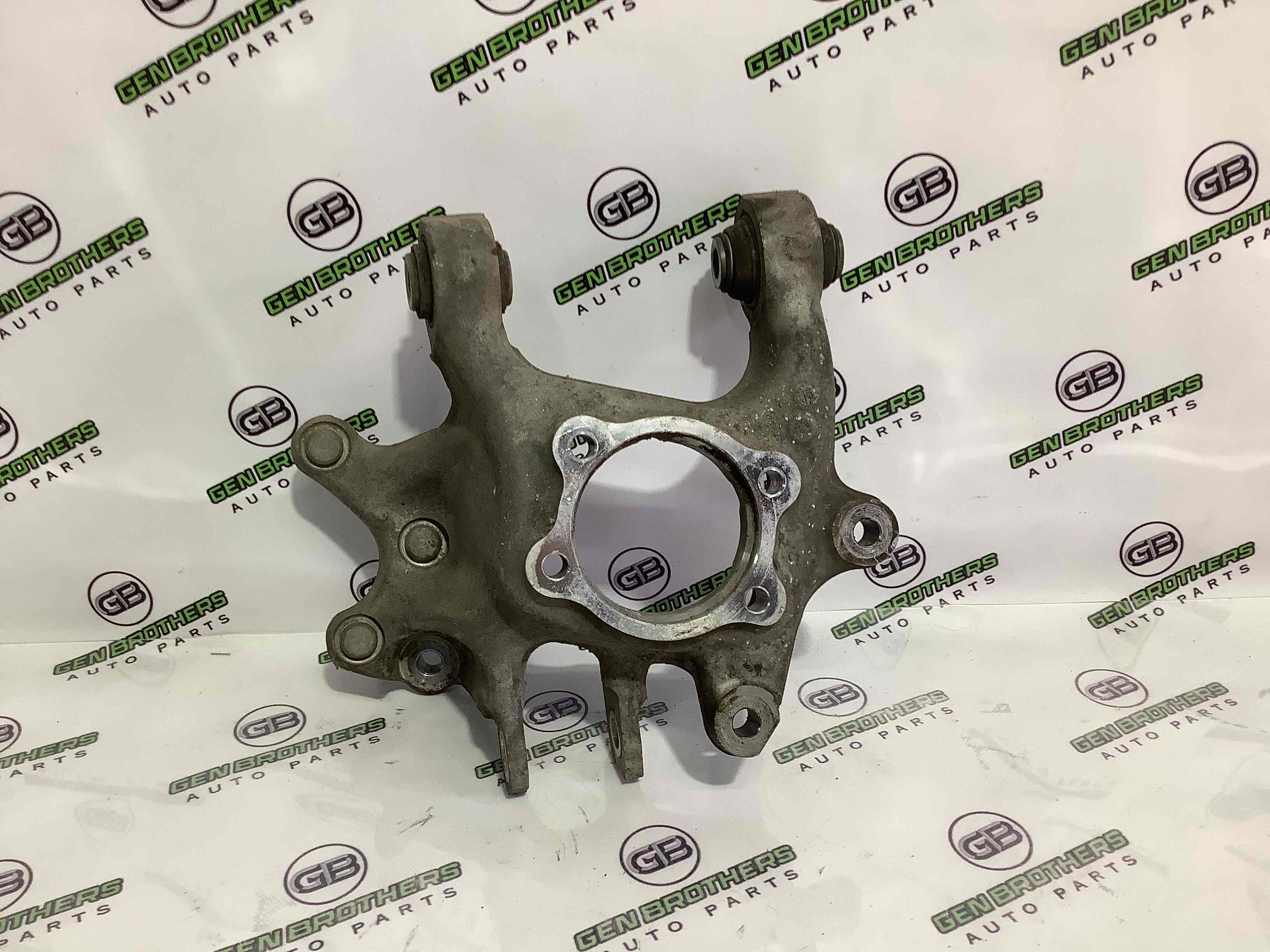 Кулак задній правий