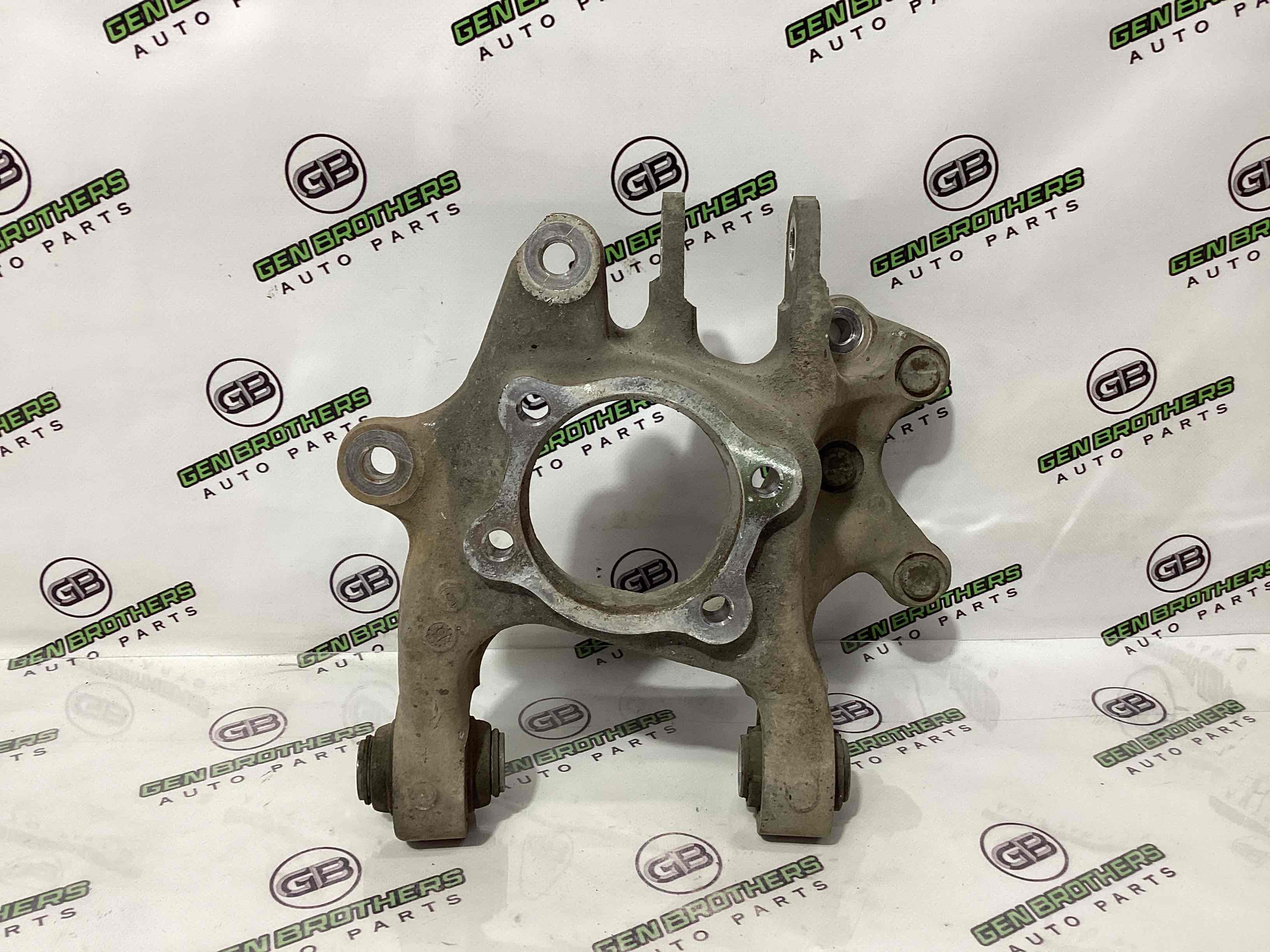 Кулак задній правий