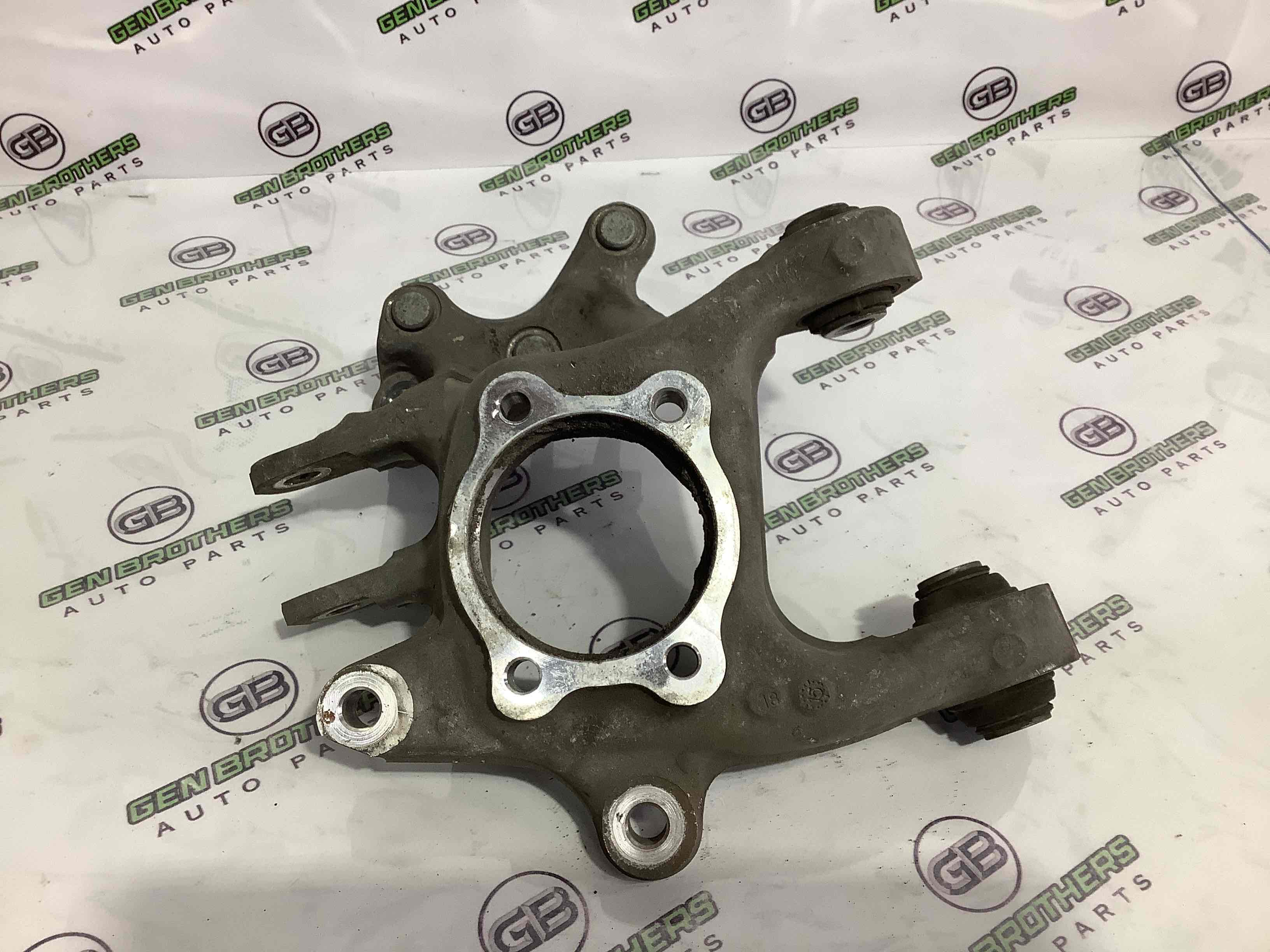 Кулак задній правий