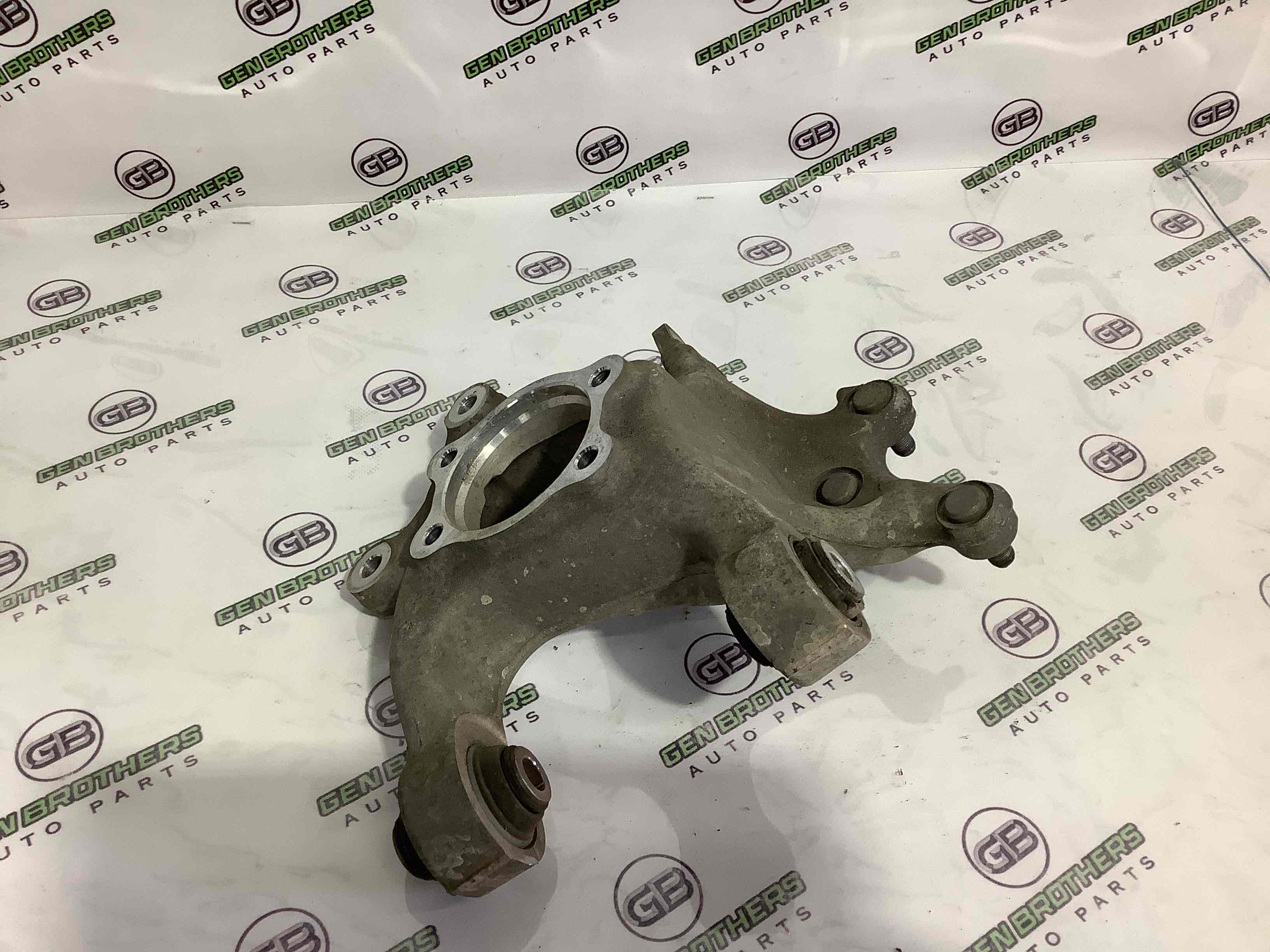 Кулак задній правий