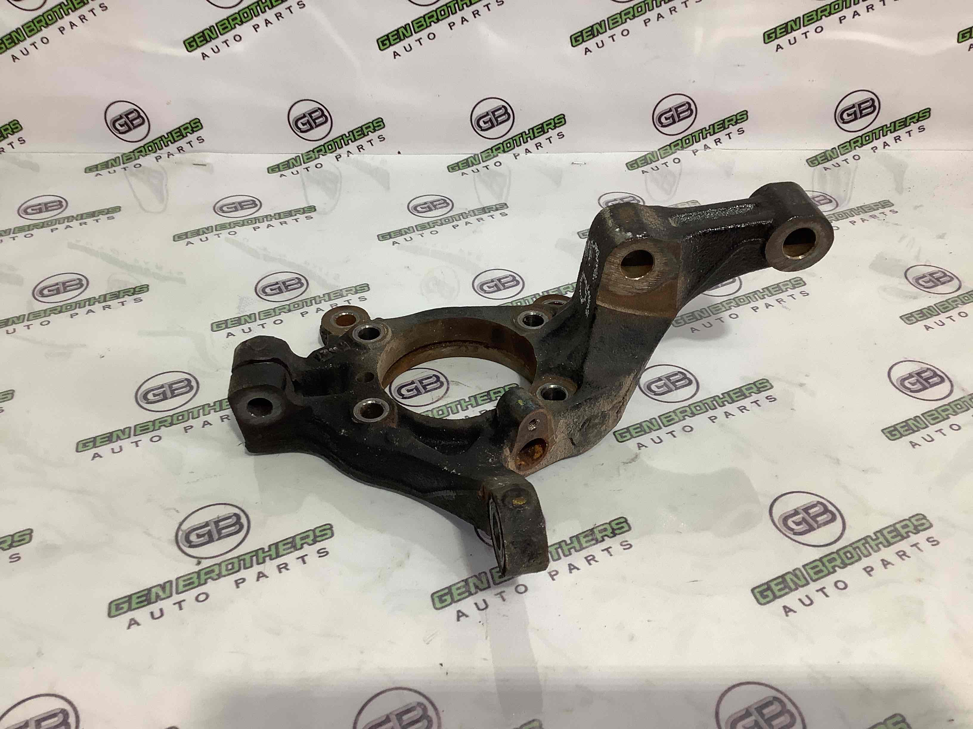 Кулак поворотний правий