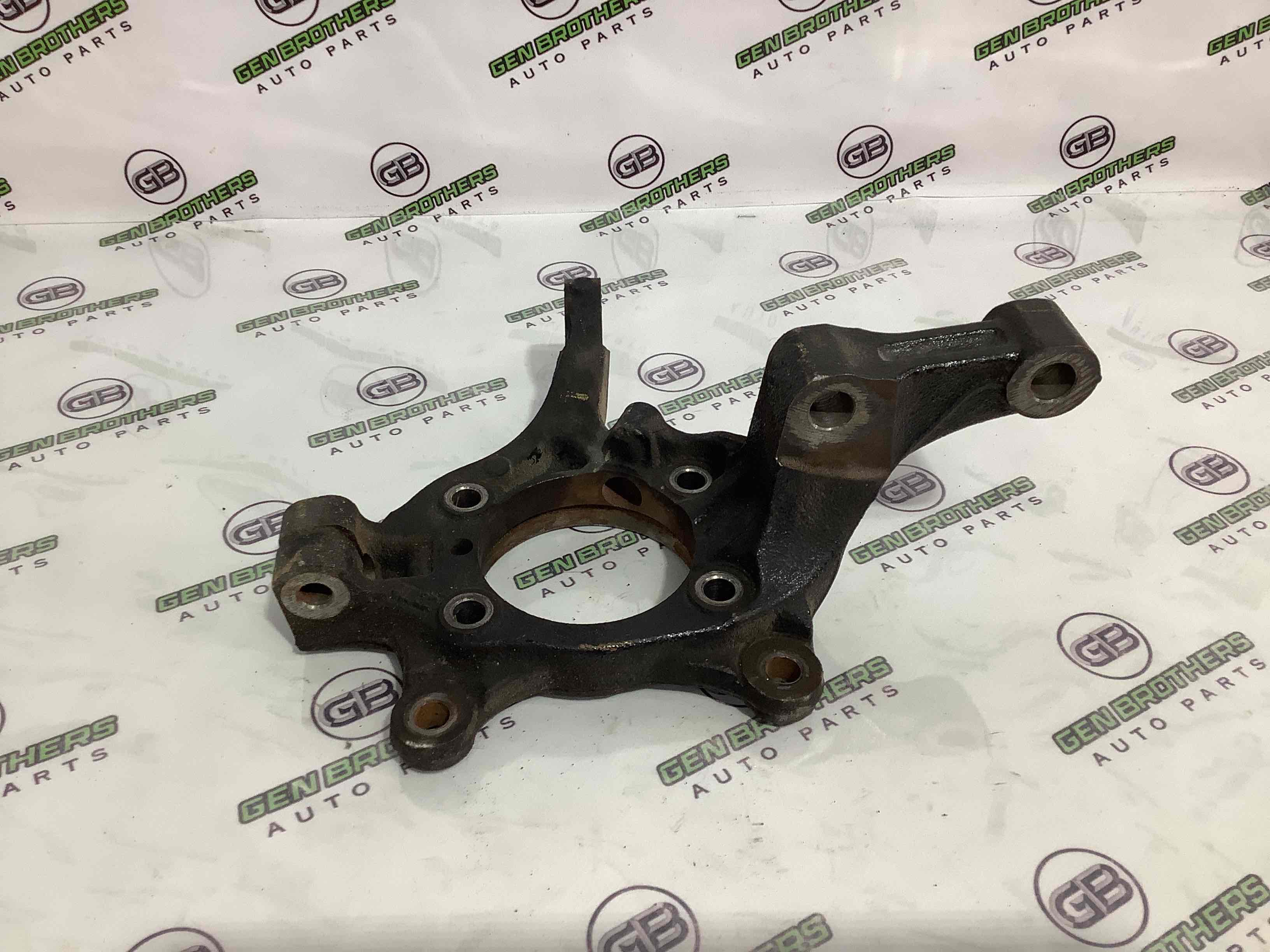 Кулак поворотний лівий