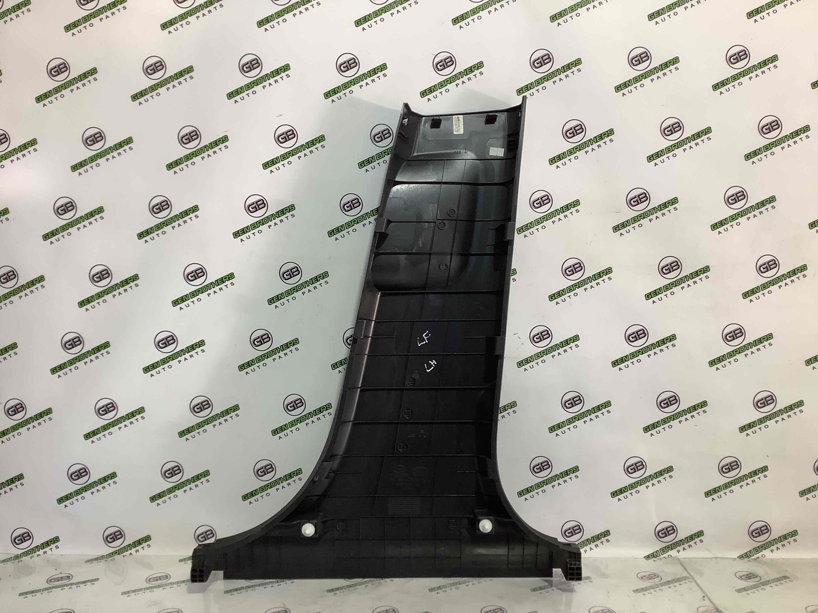 Обшивка центральної стійки ліва