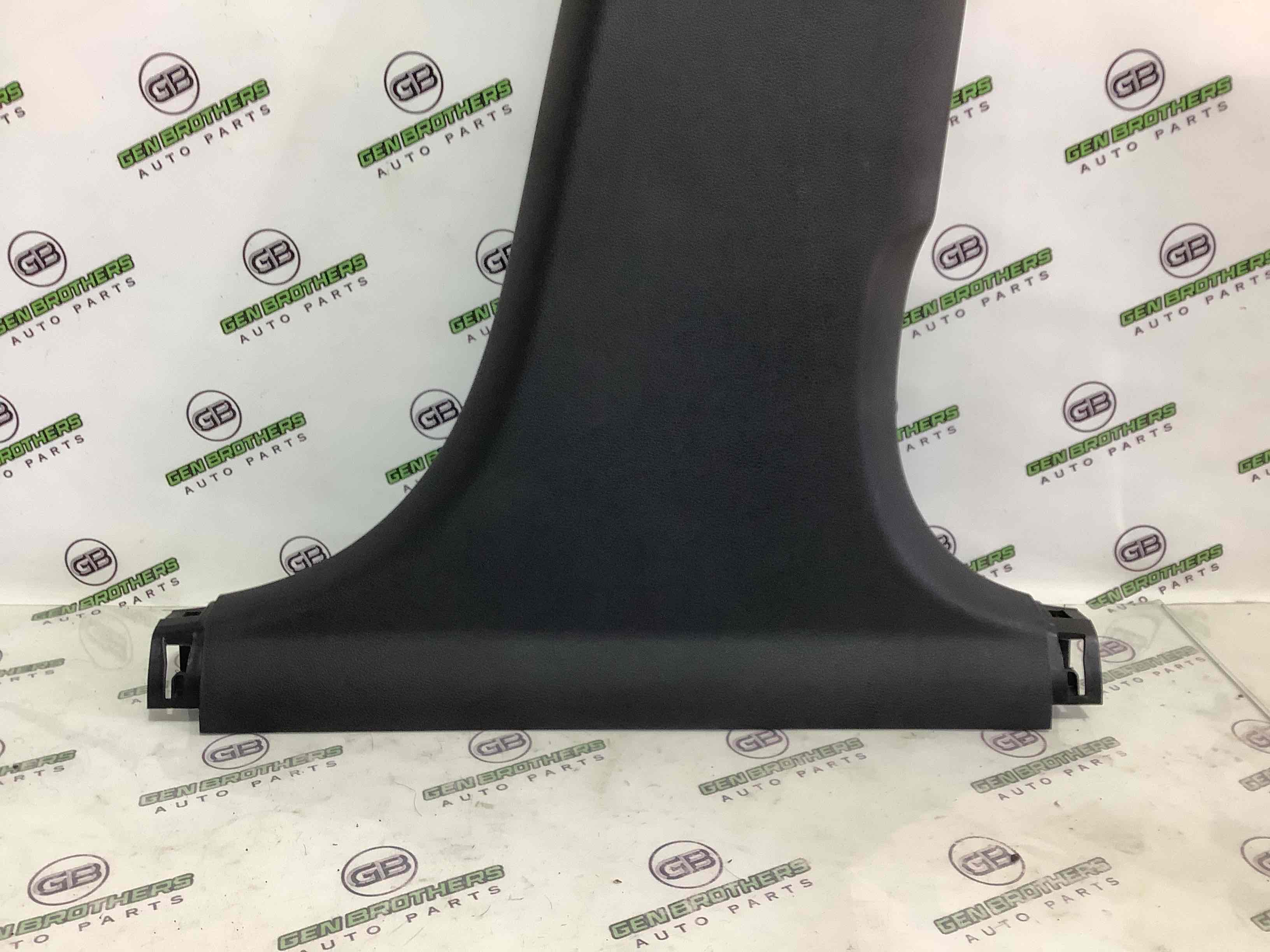 Обшивка центральної стійки права