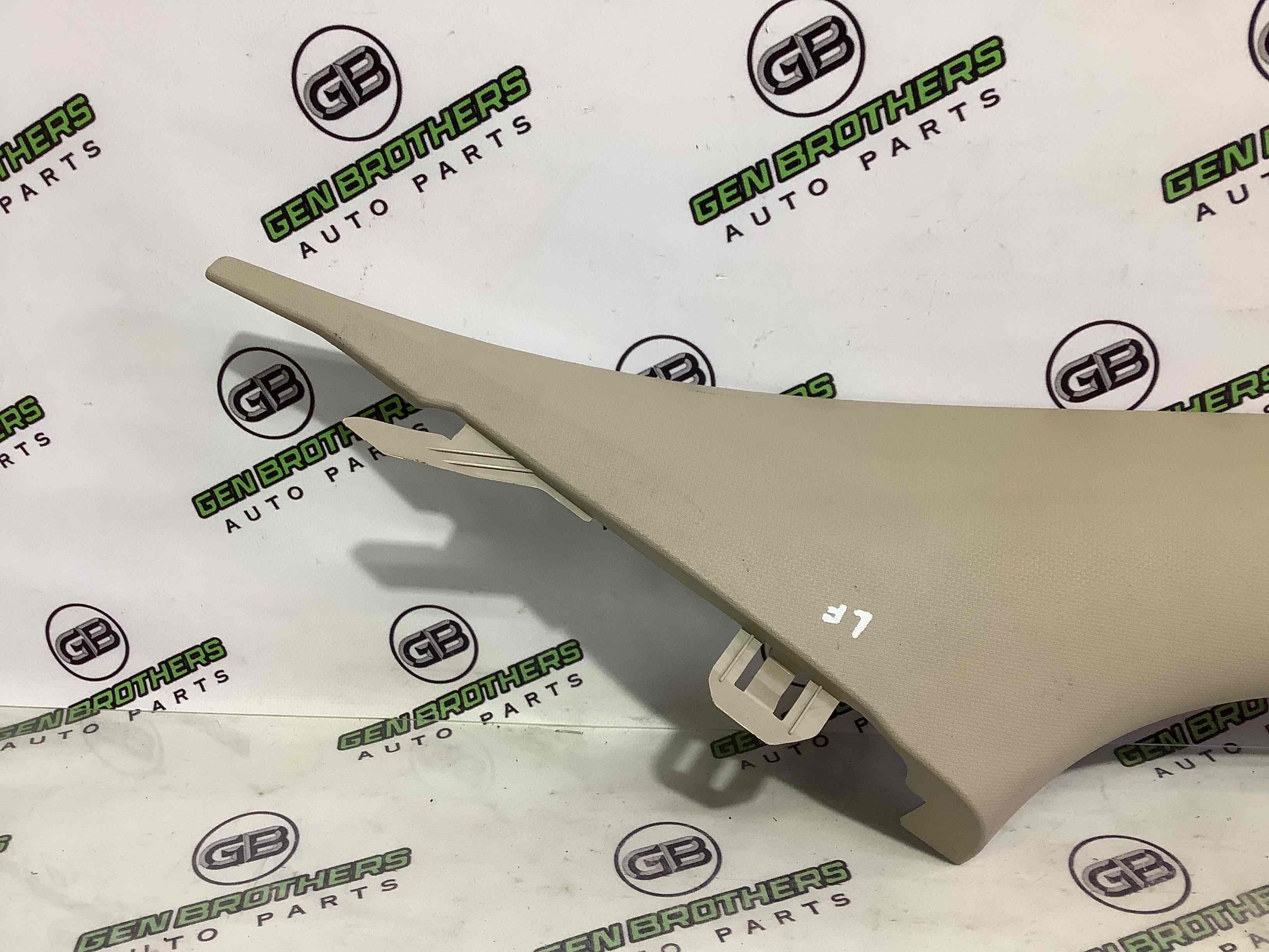 Обшивка передньої стійки права