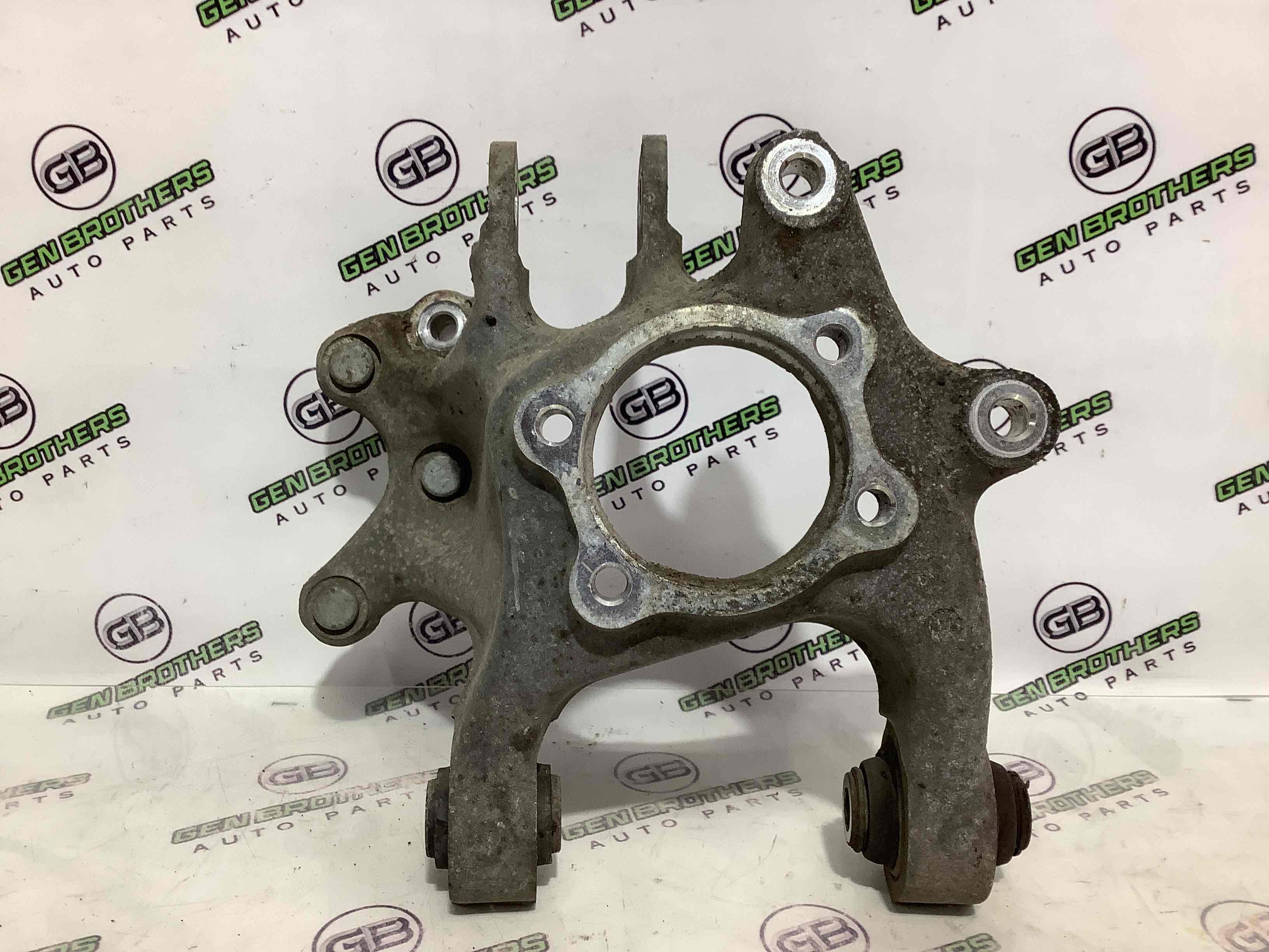 Кулак поворотний лівий