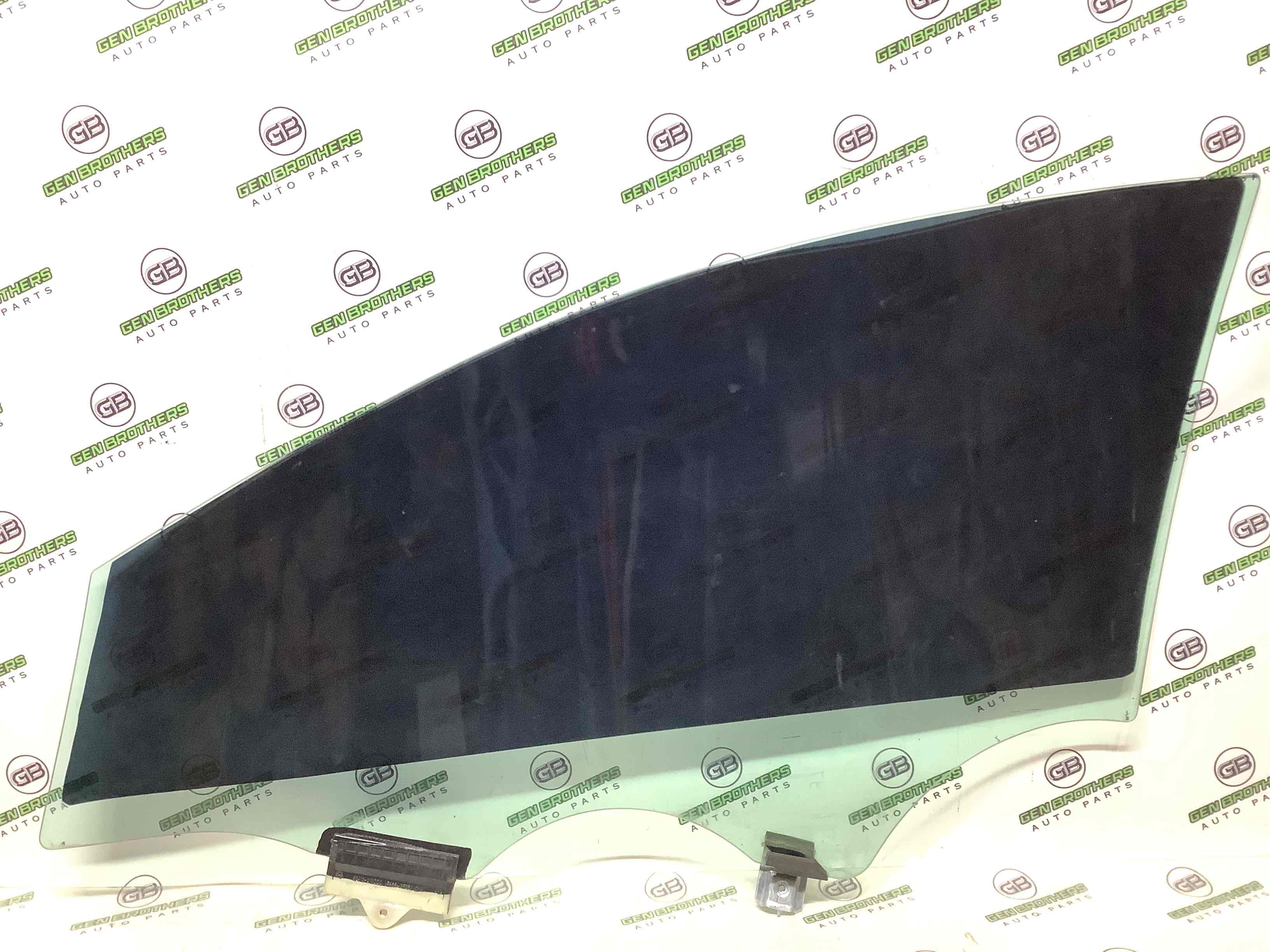 Скло переднє праве