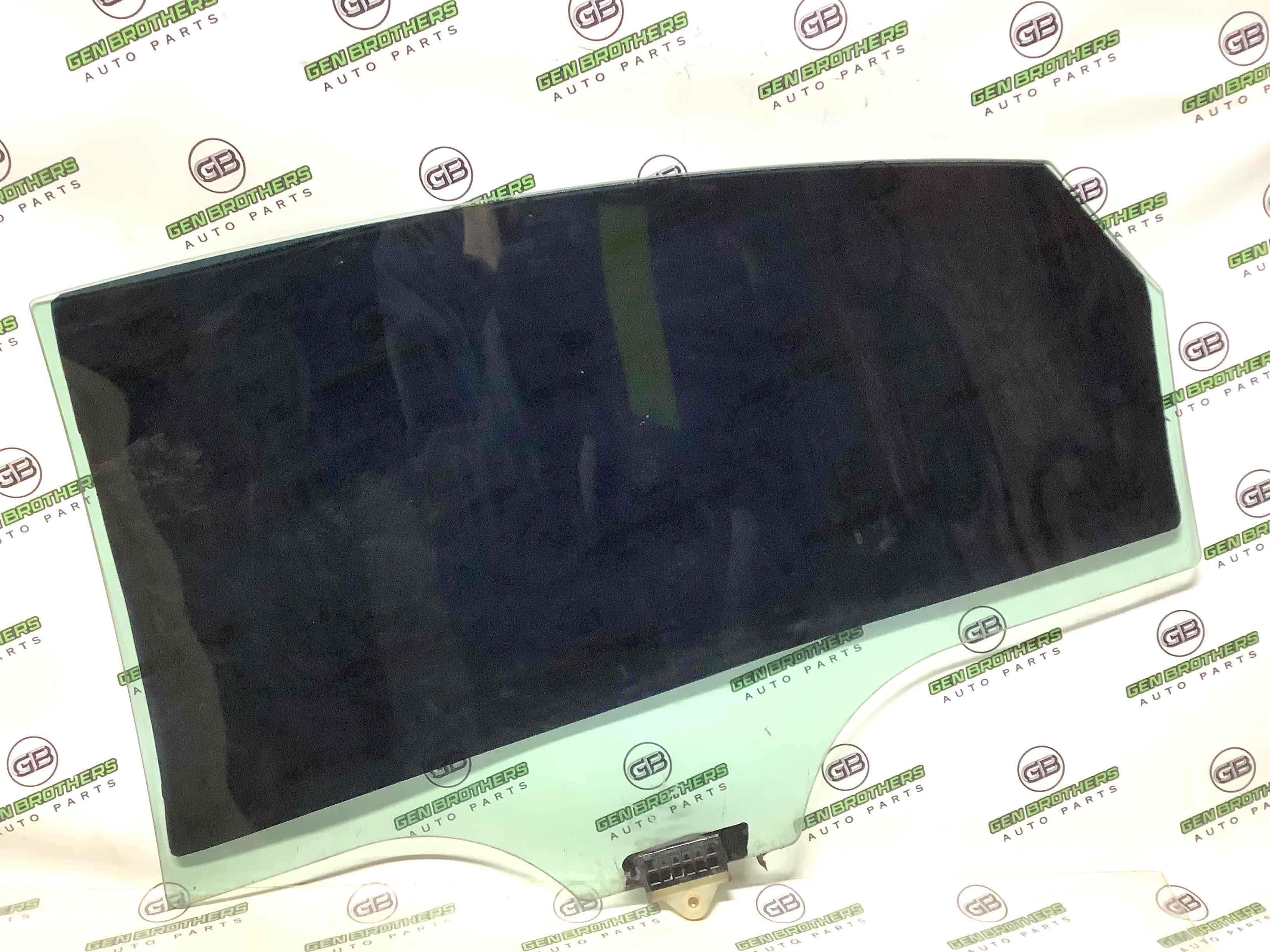 Скло заднє праве