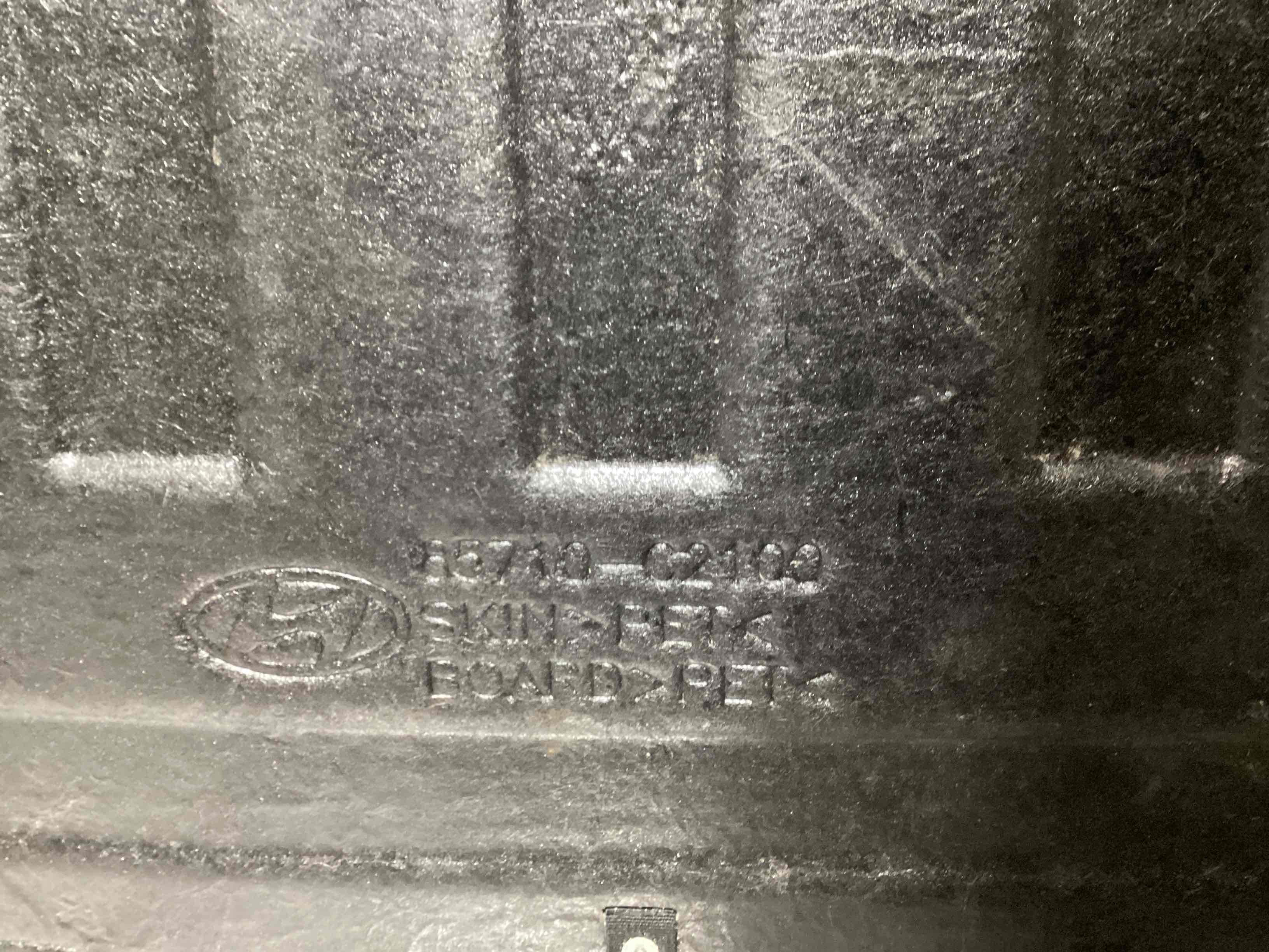 Підлогове покриття багажника, полиця багажника