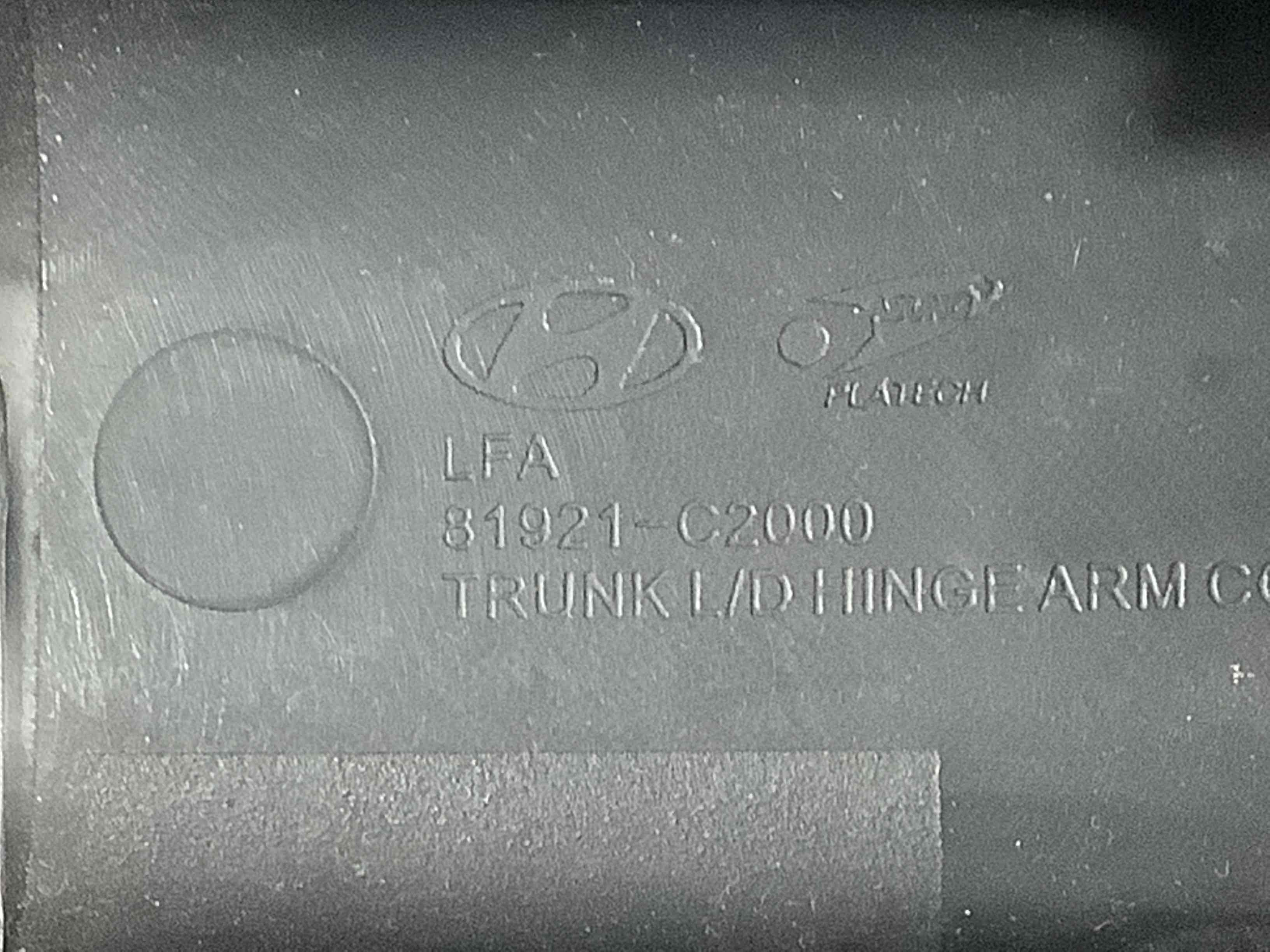 Накладка петлі кришки багажника