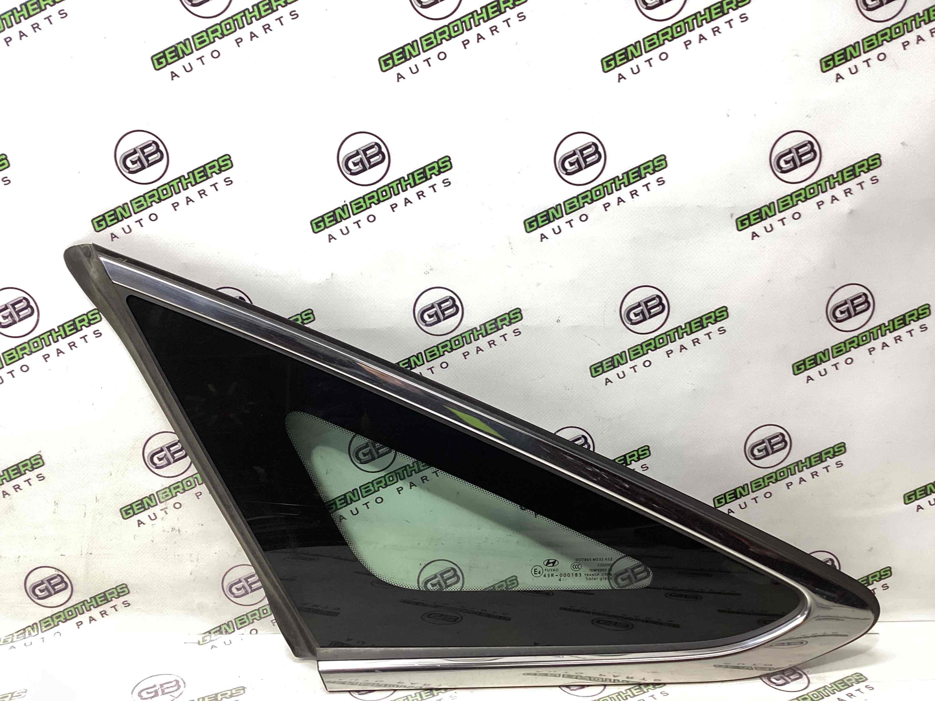 Скло кузовне бічне праве