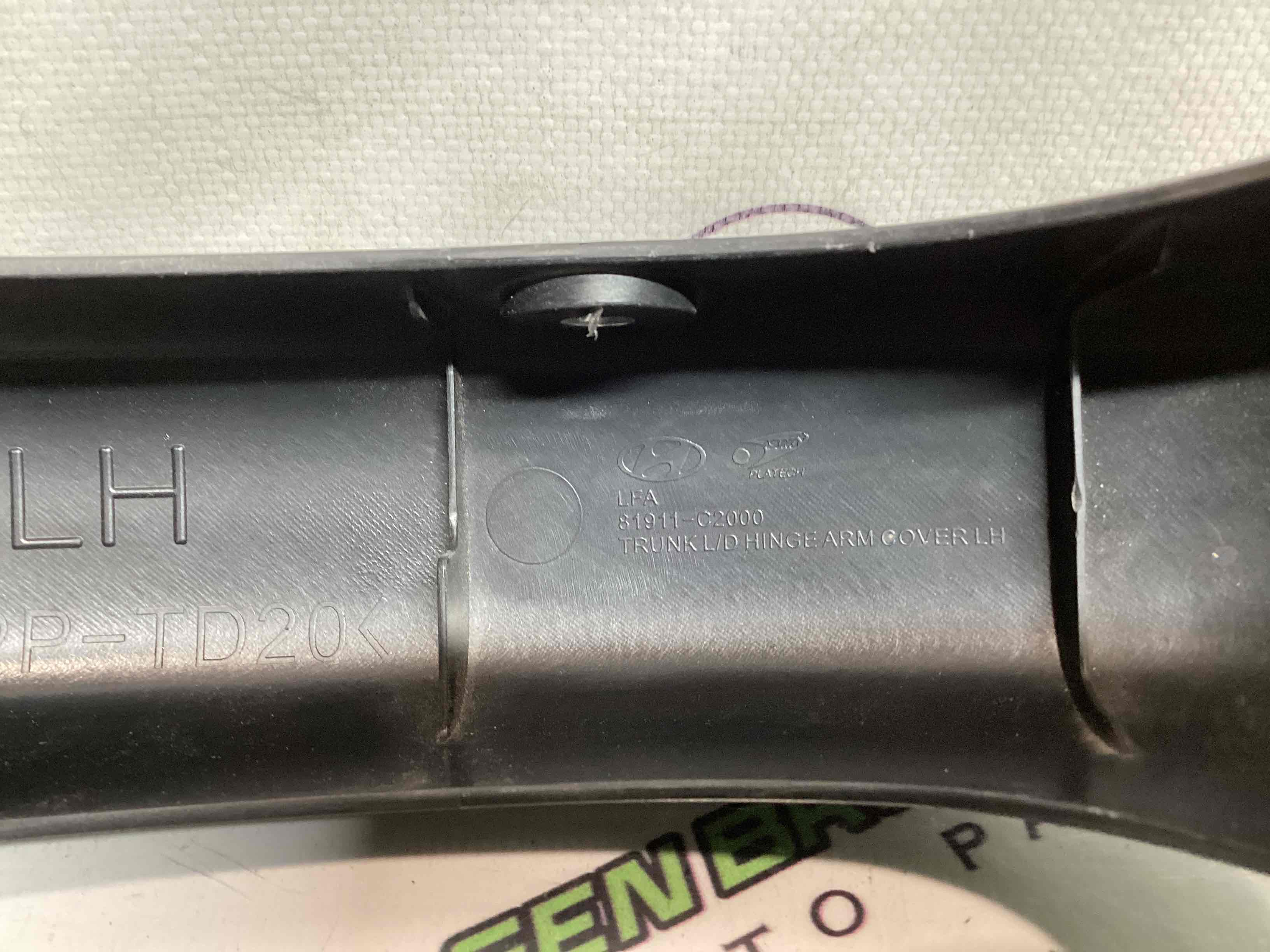 Накладка петлі кришки багажника