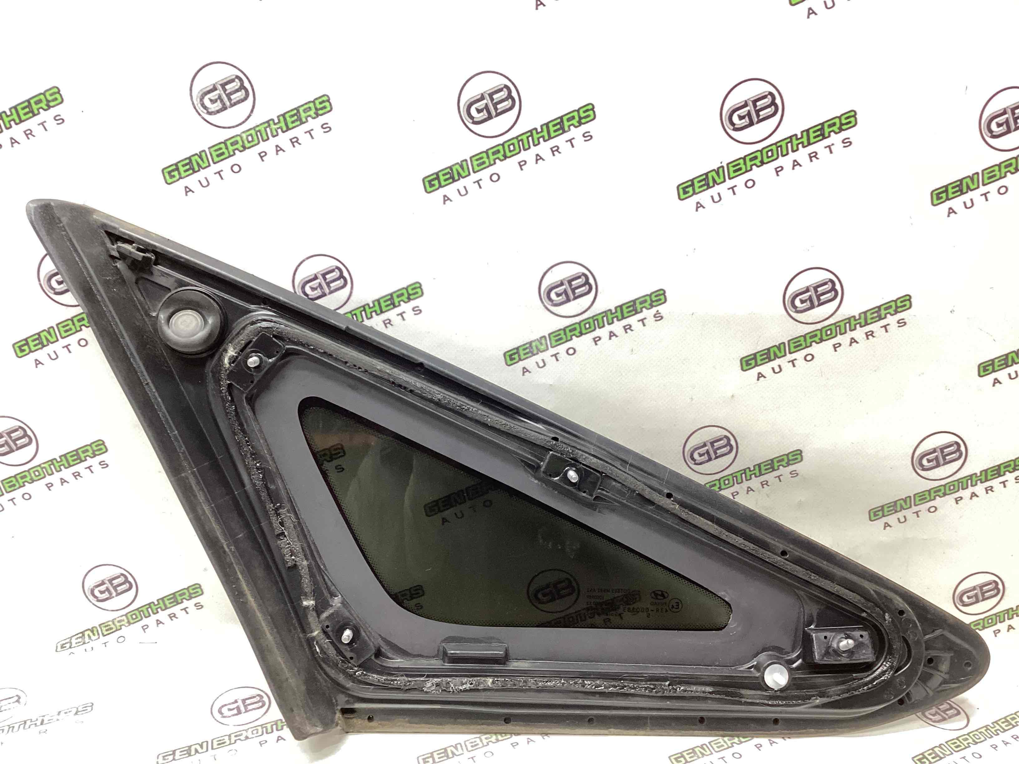 Скло кузовне бічне праве