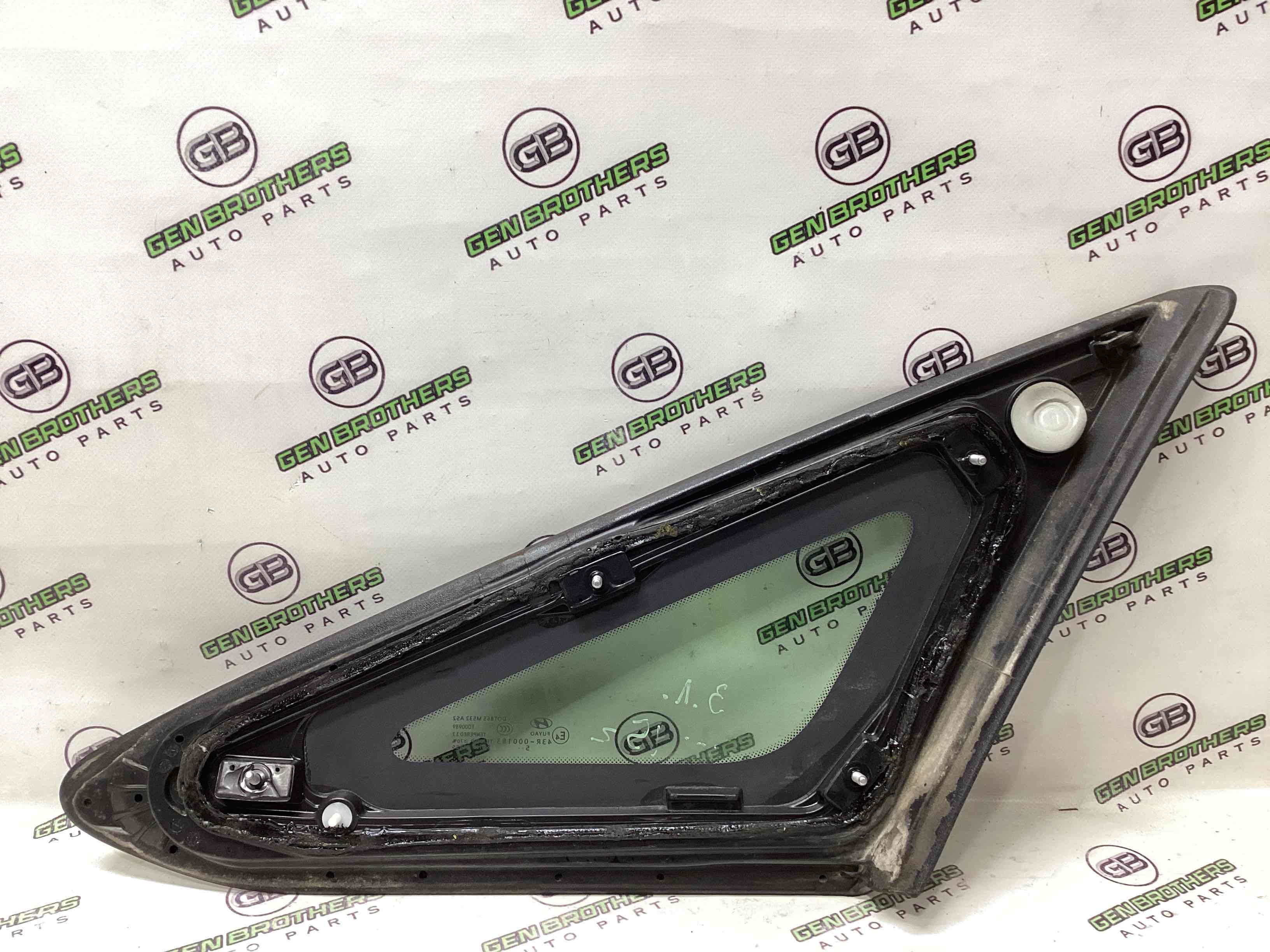 Скло кузовне бічне ліве