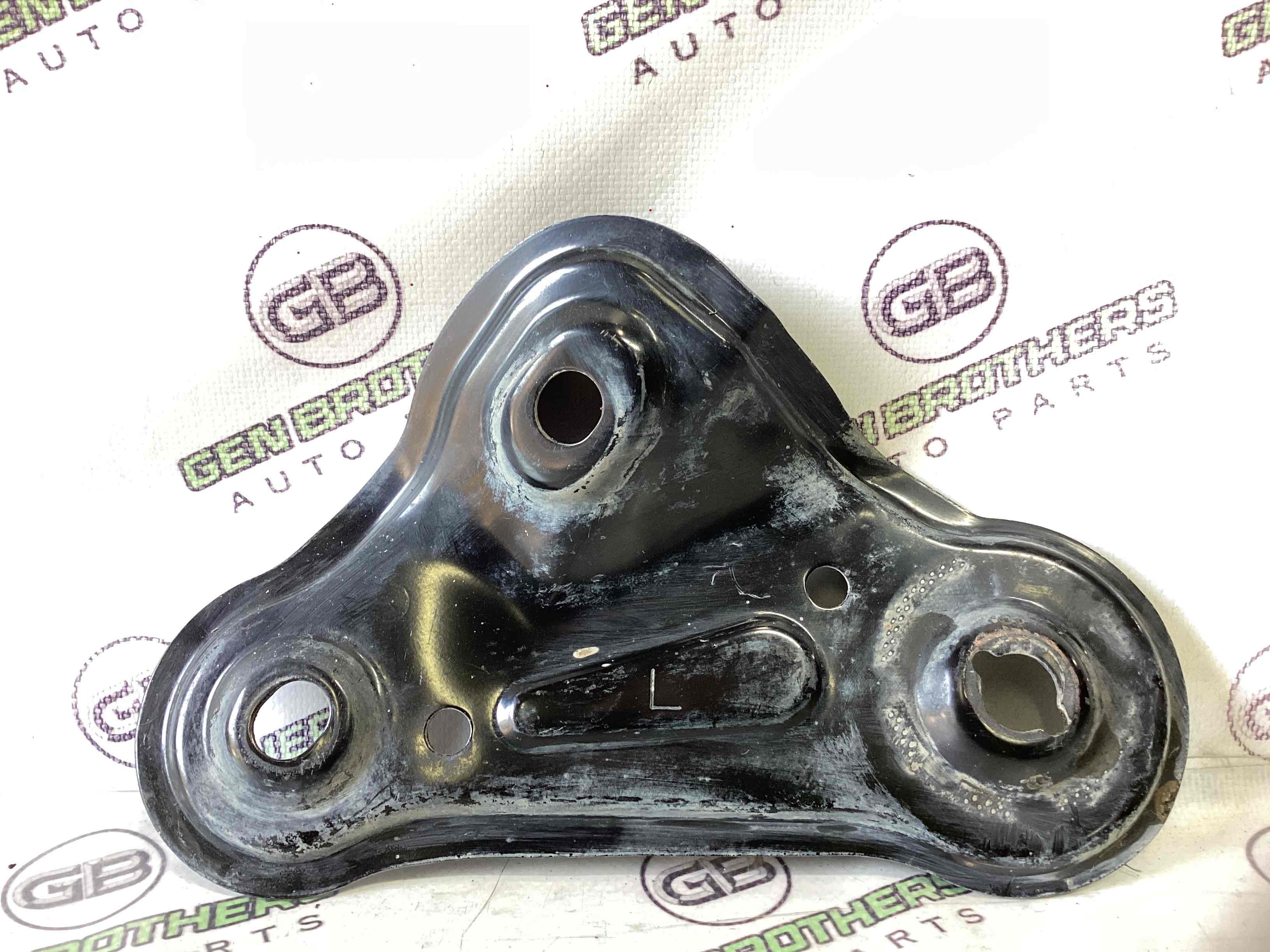 Кронштейн переднього підрамника