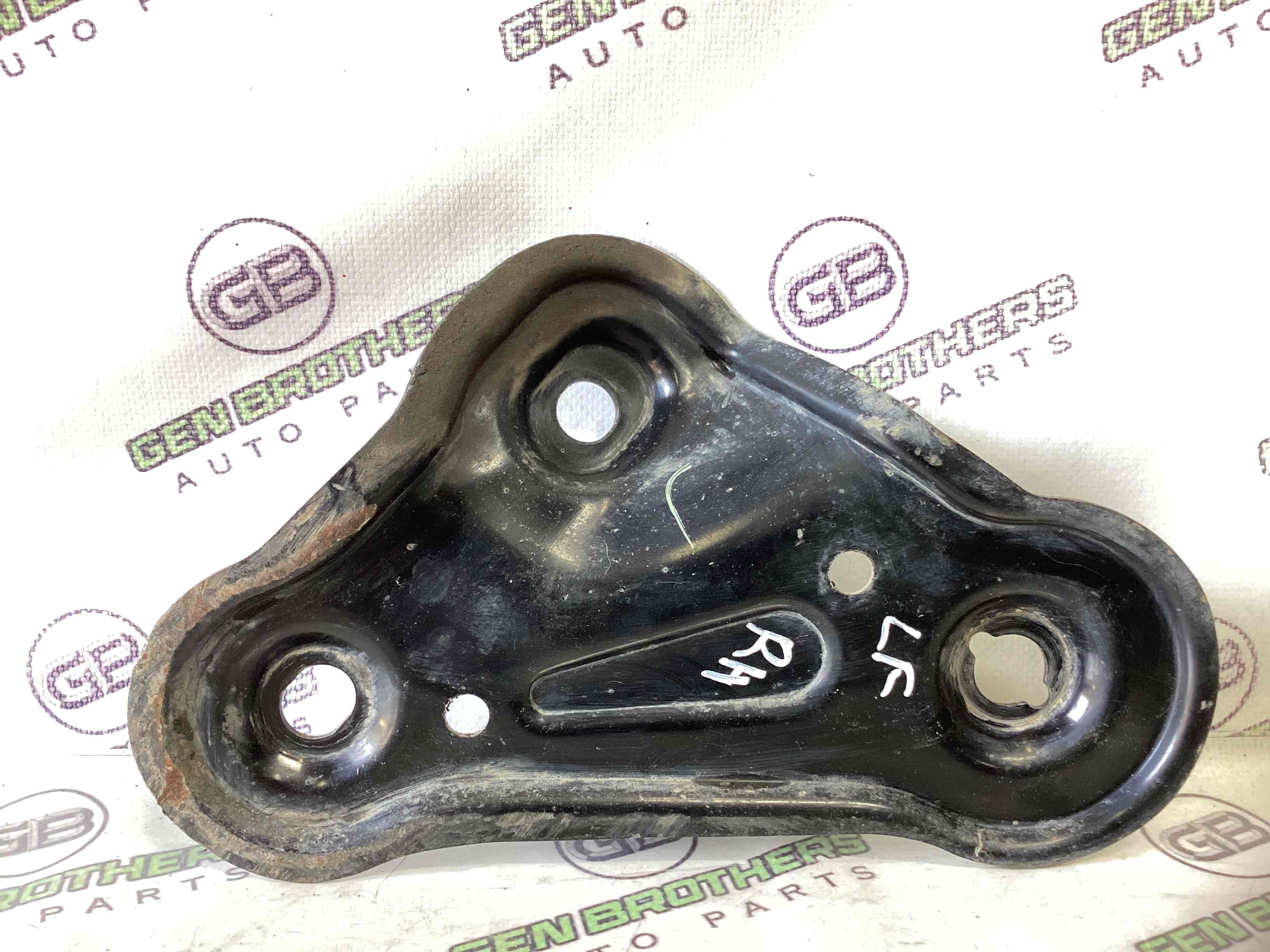 Кронштейн переднього підрамника