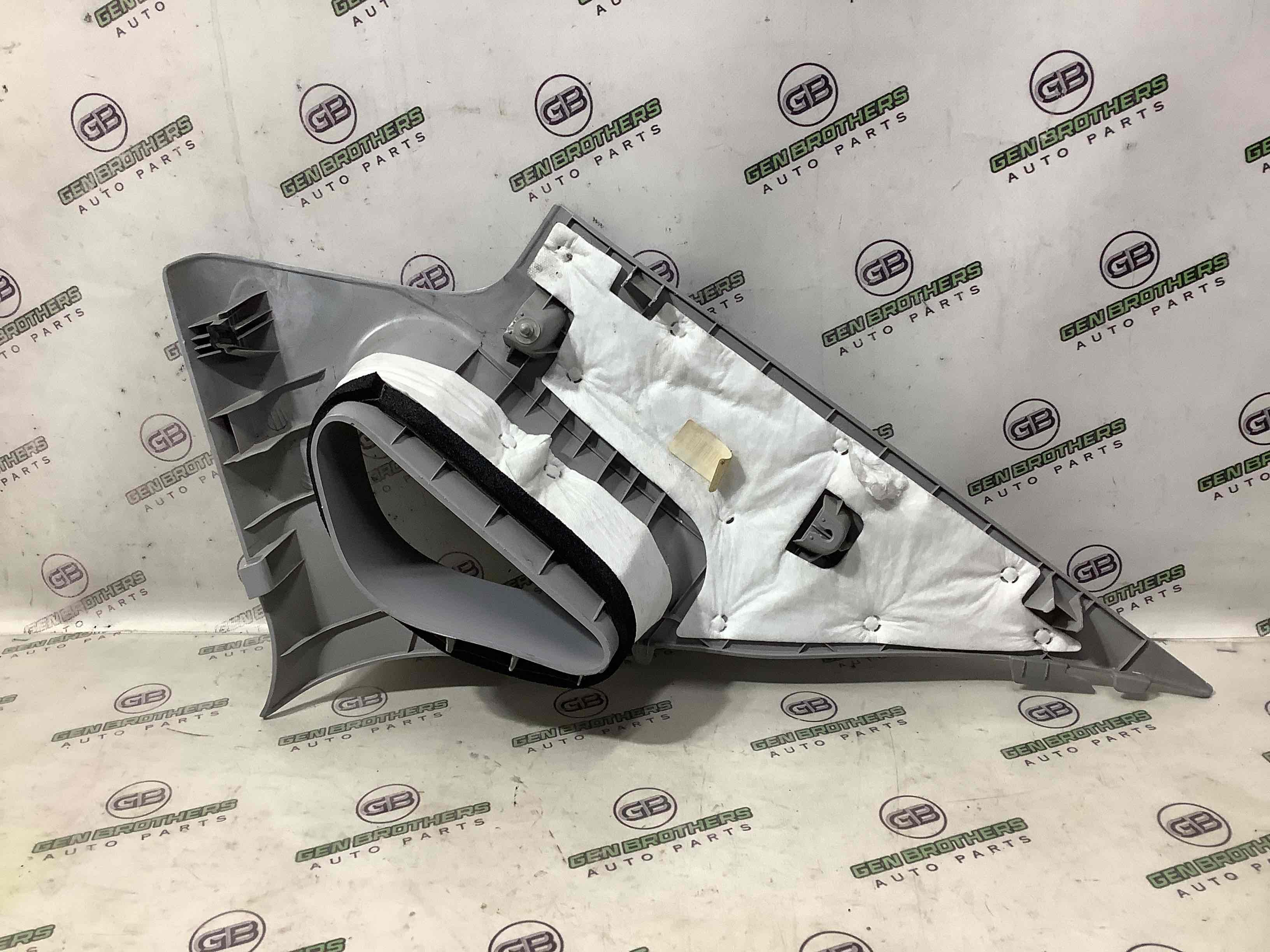 Обшивка задньої стійки ліва