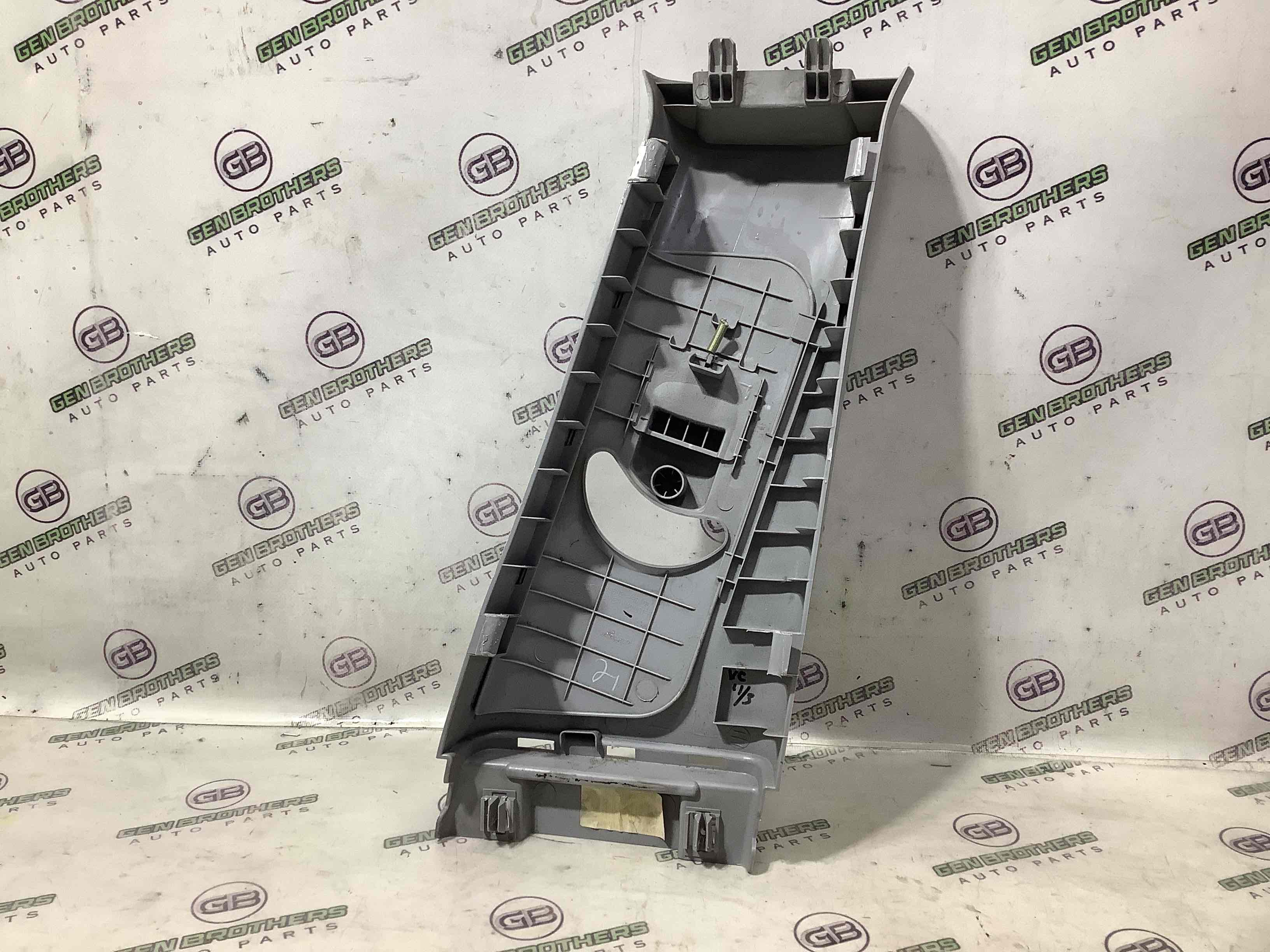 Обшивка центральної стійки ліва