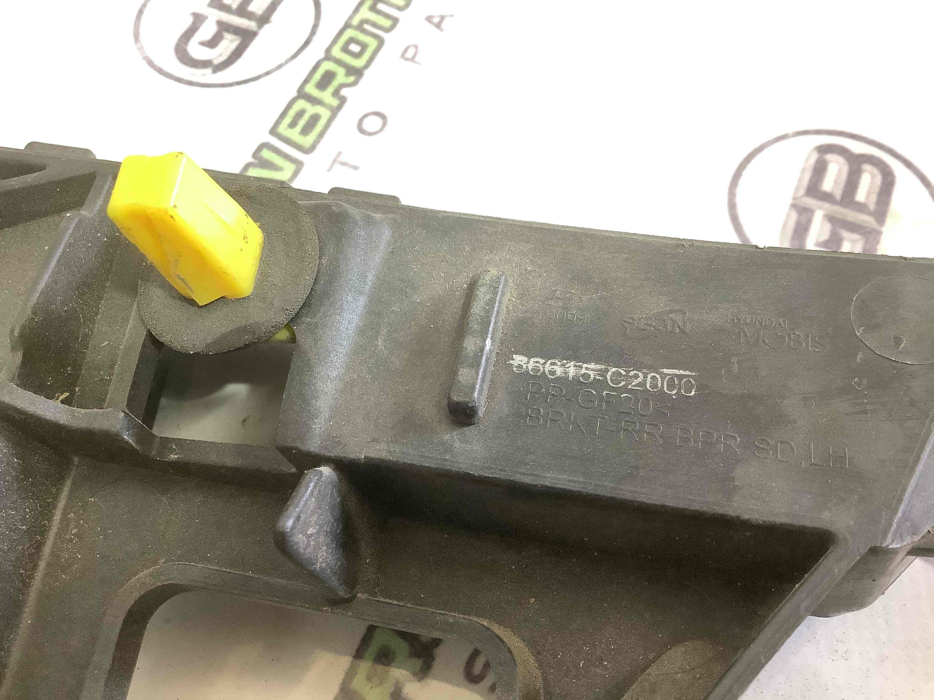 Кріплення заднього бампера праве