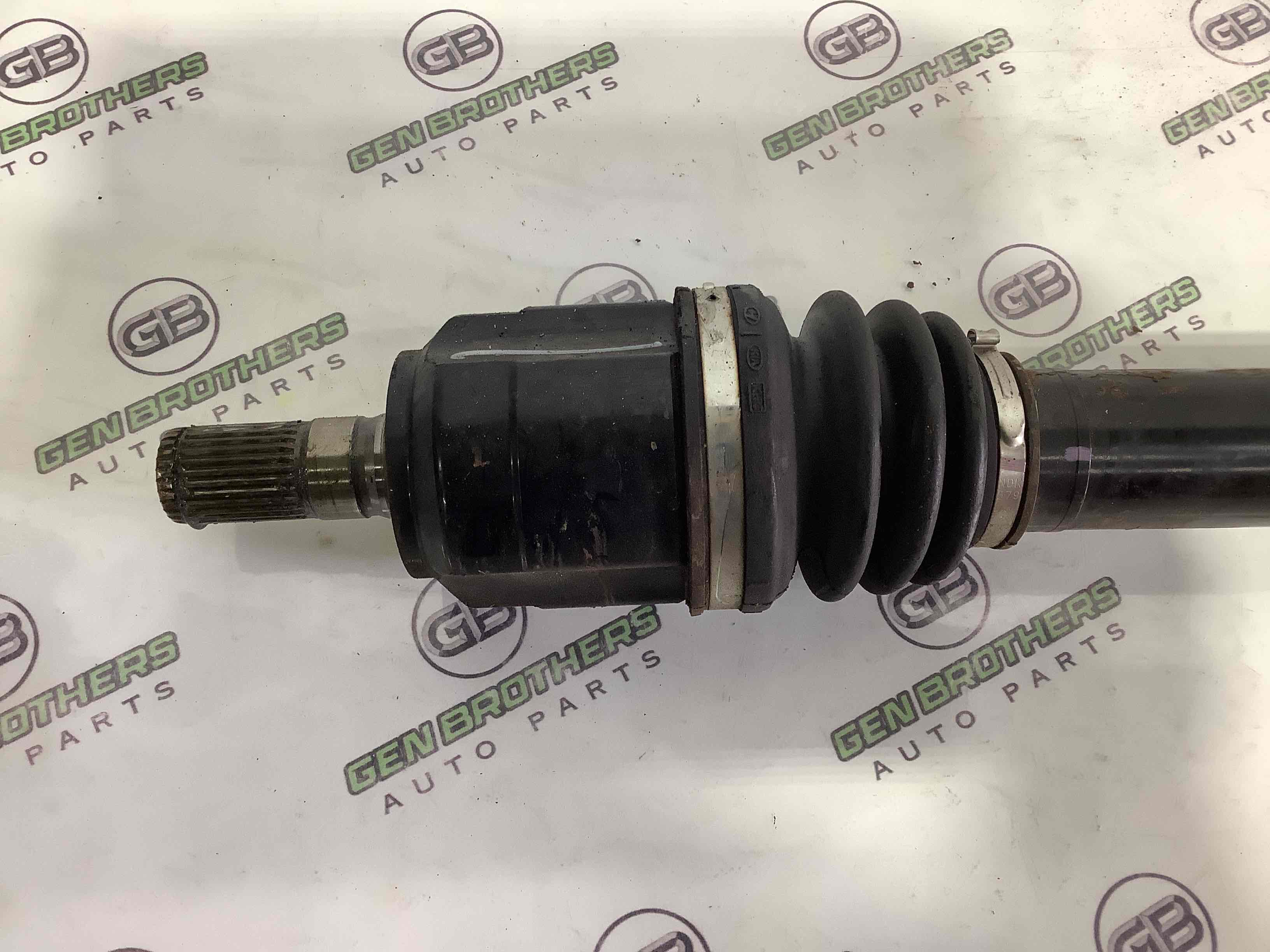 Піввісь передня права (привідний вал, ШРУС)