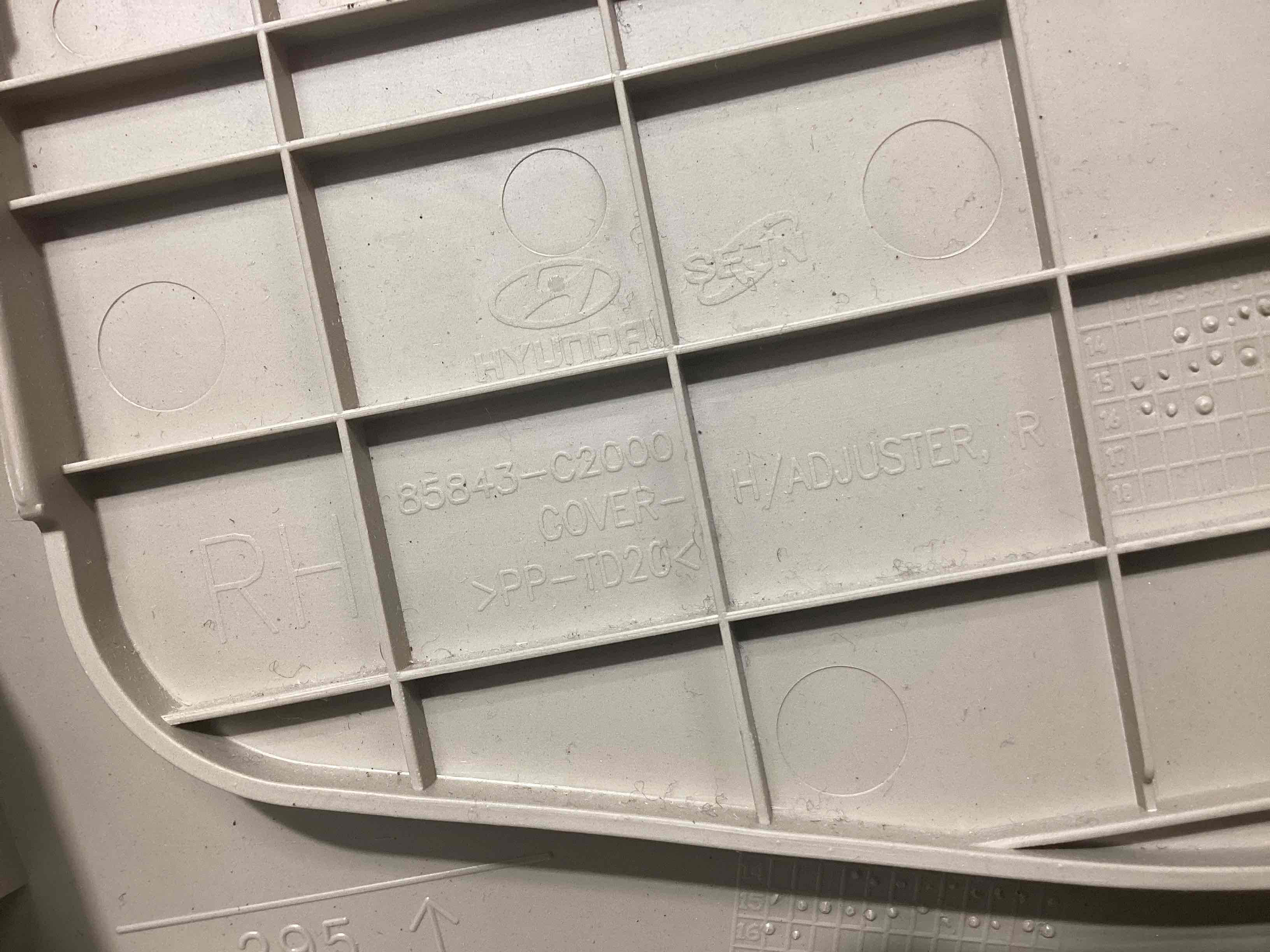 Обшивка центральної стійки права