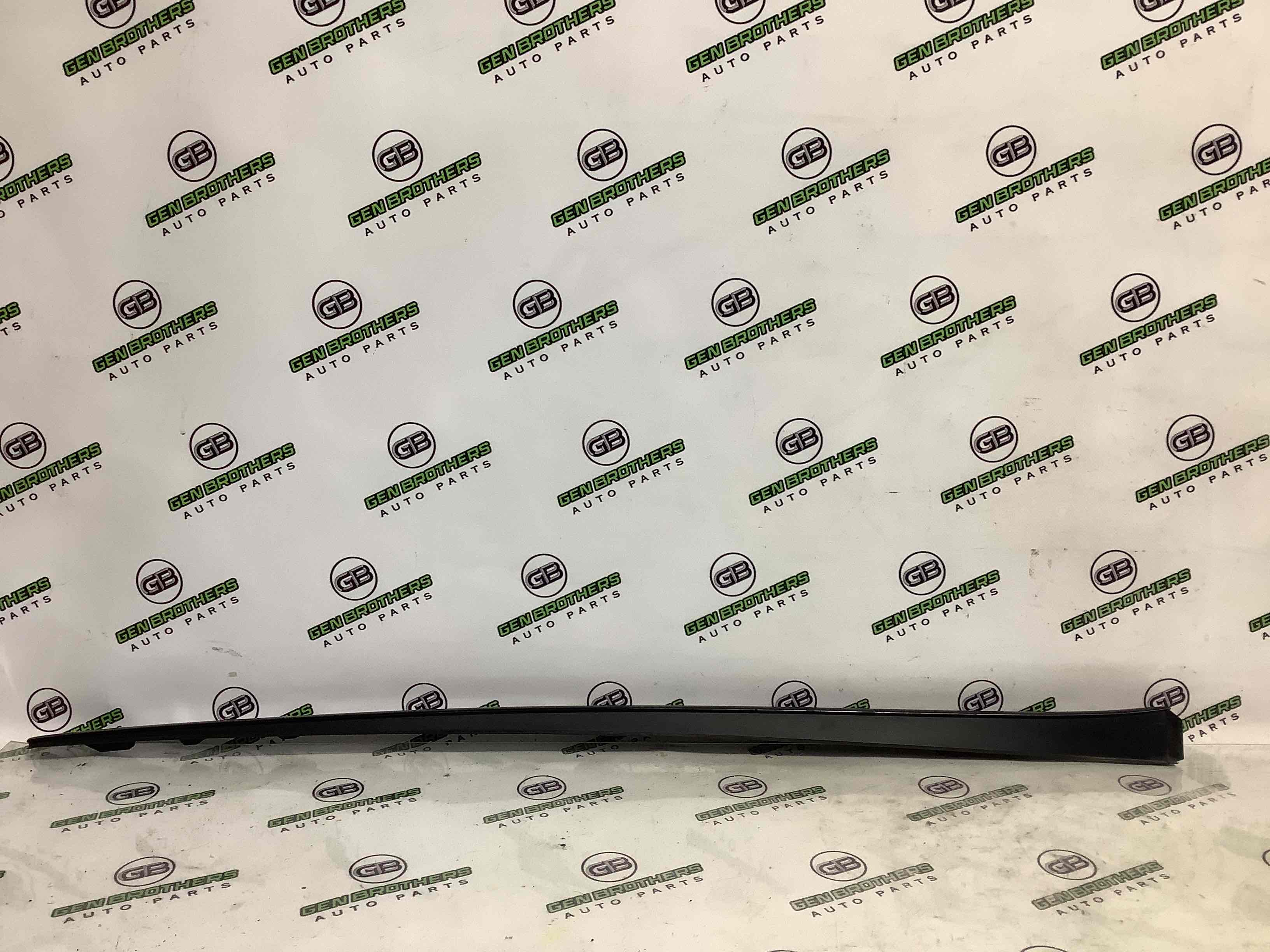 Молдинг лобового скла