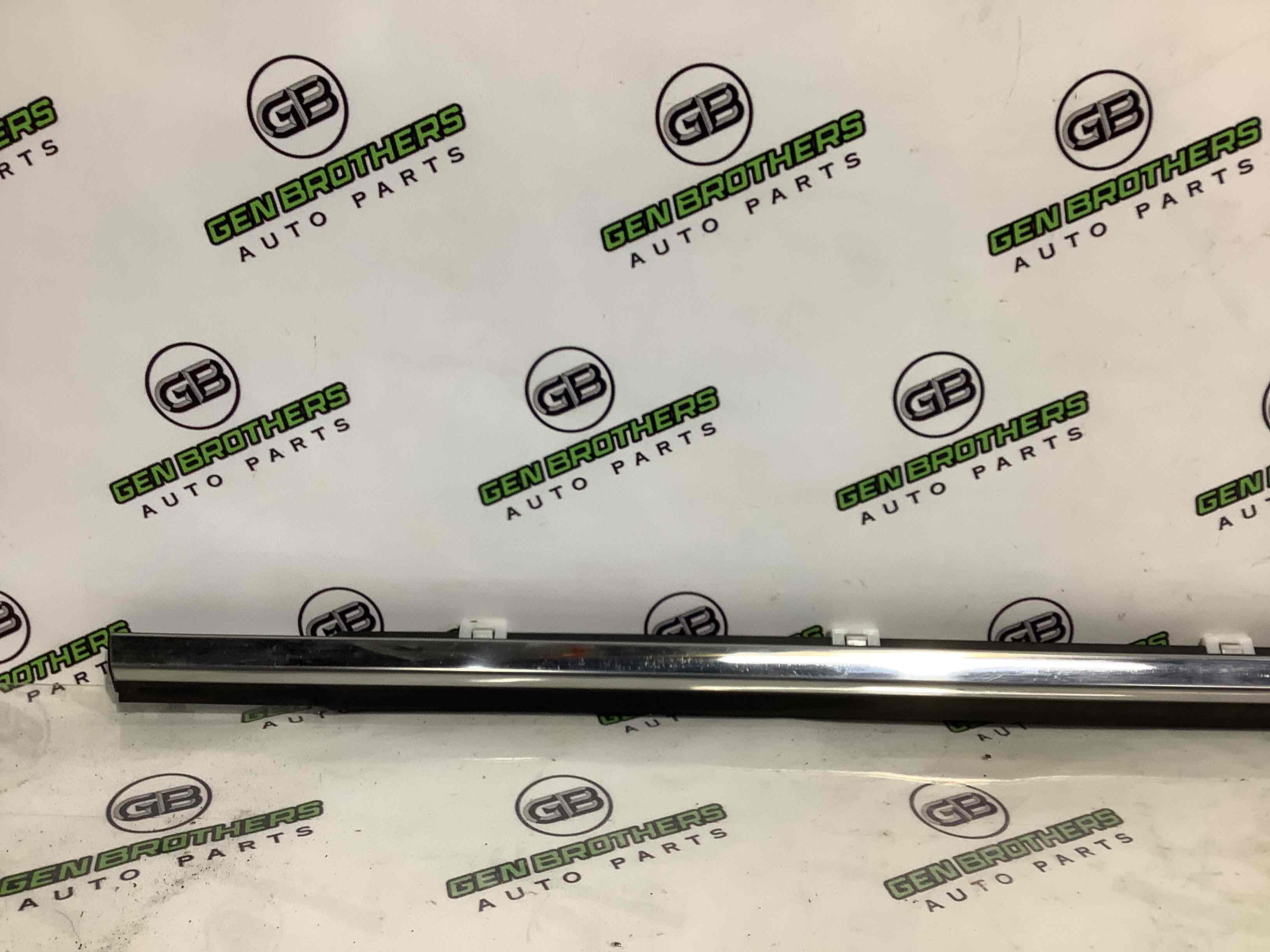 Молдинг двері задньої правої