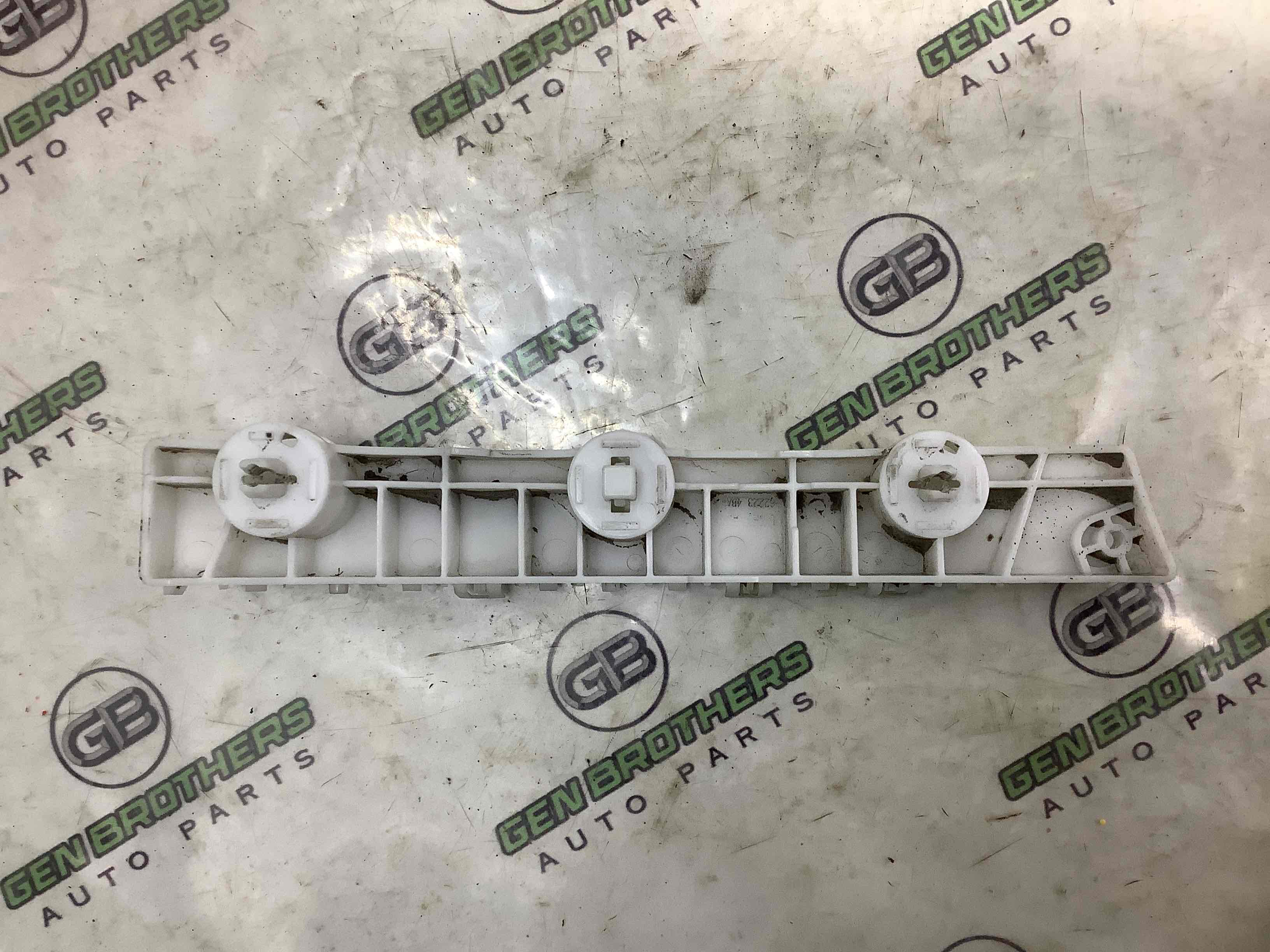 Кріплення переднього бампера ліве