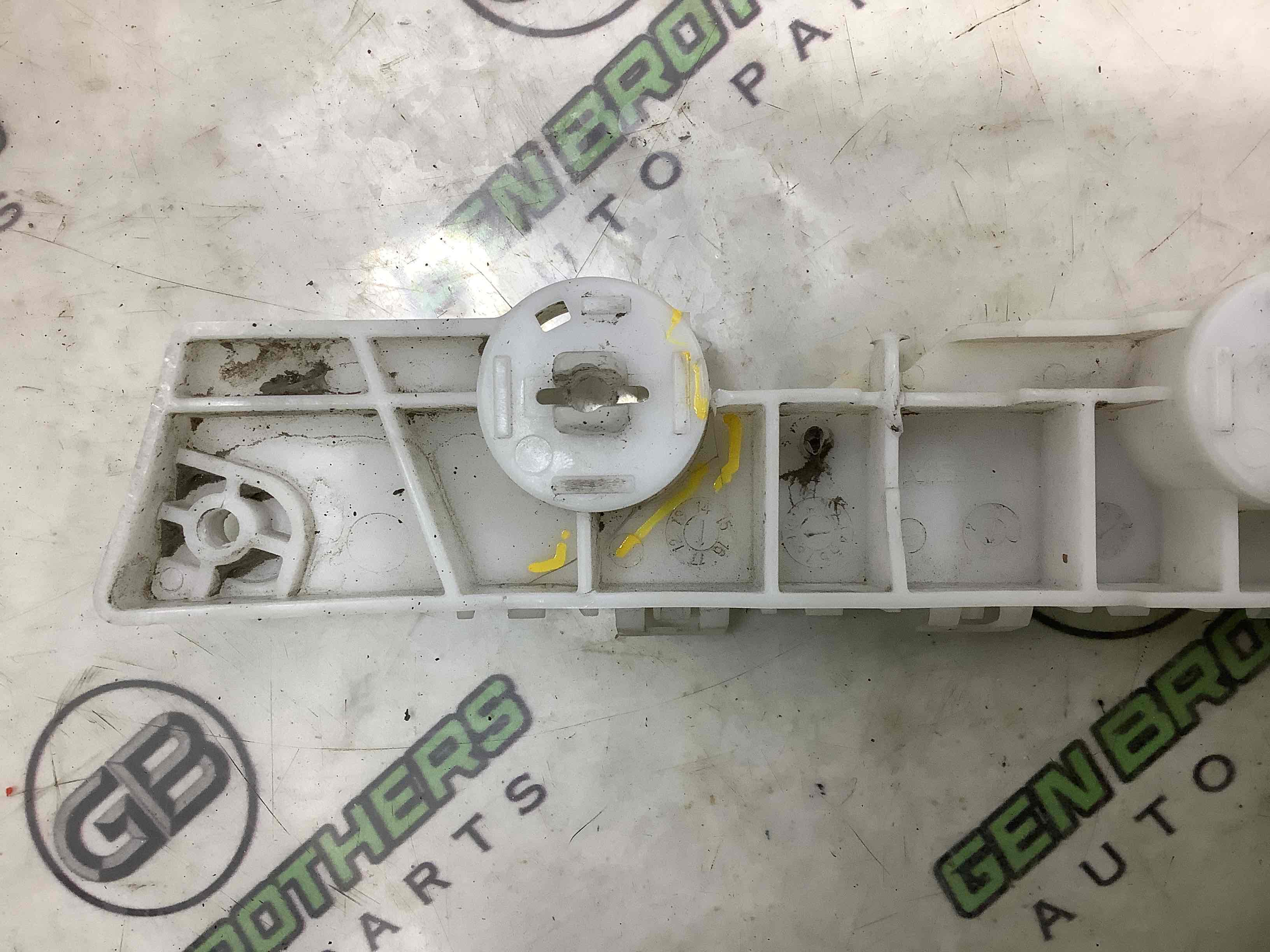 Кріплення переднього бампера праве