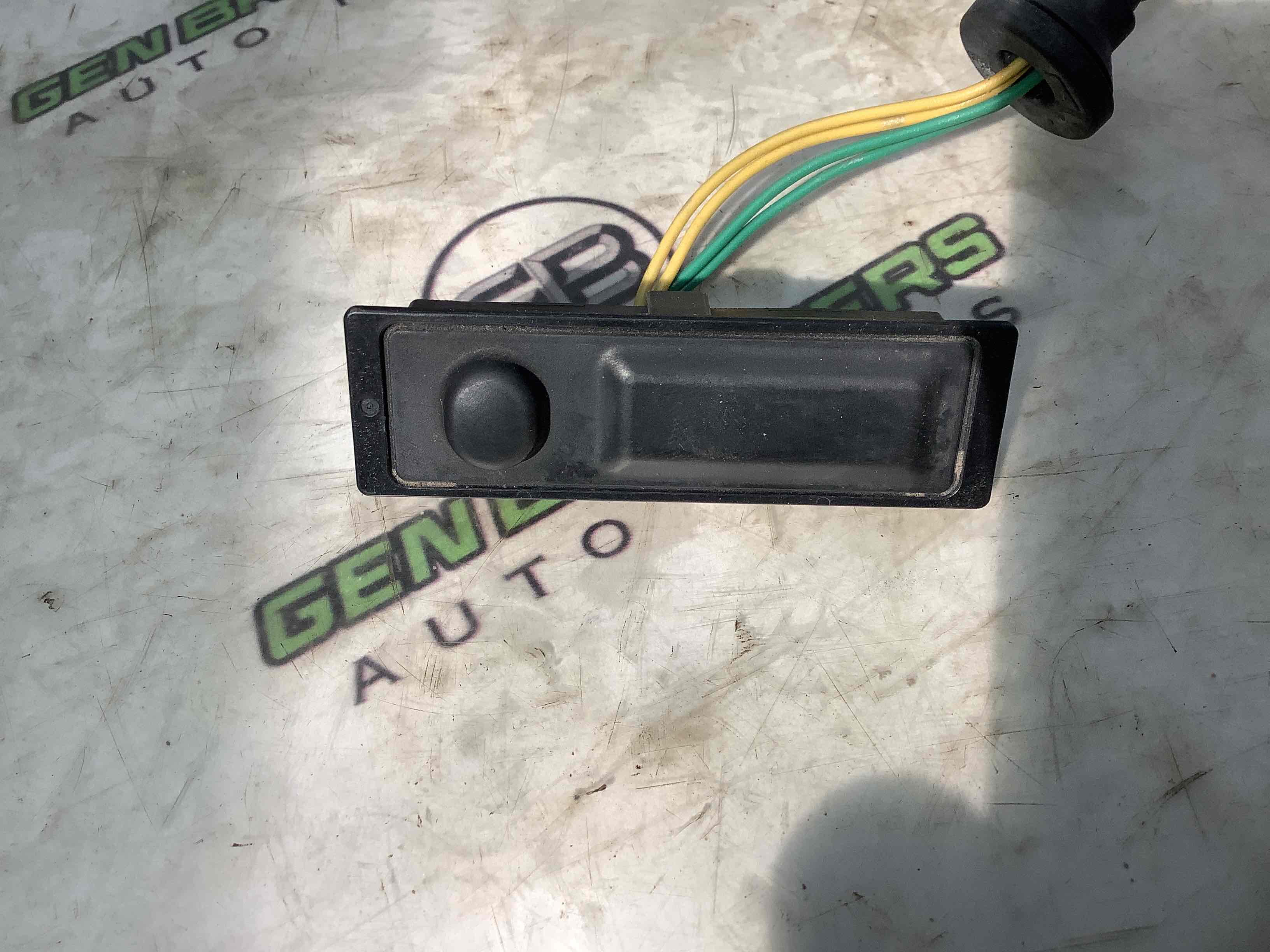 Кнопка відкриття багажника