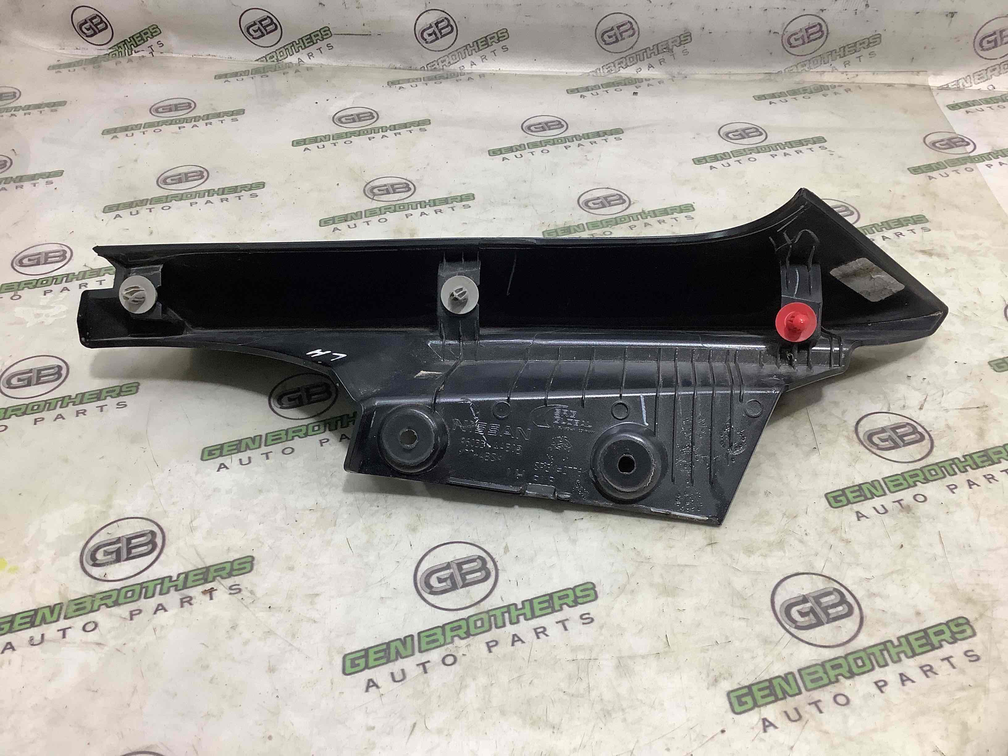 Обшивка кришки багажника