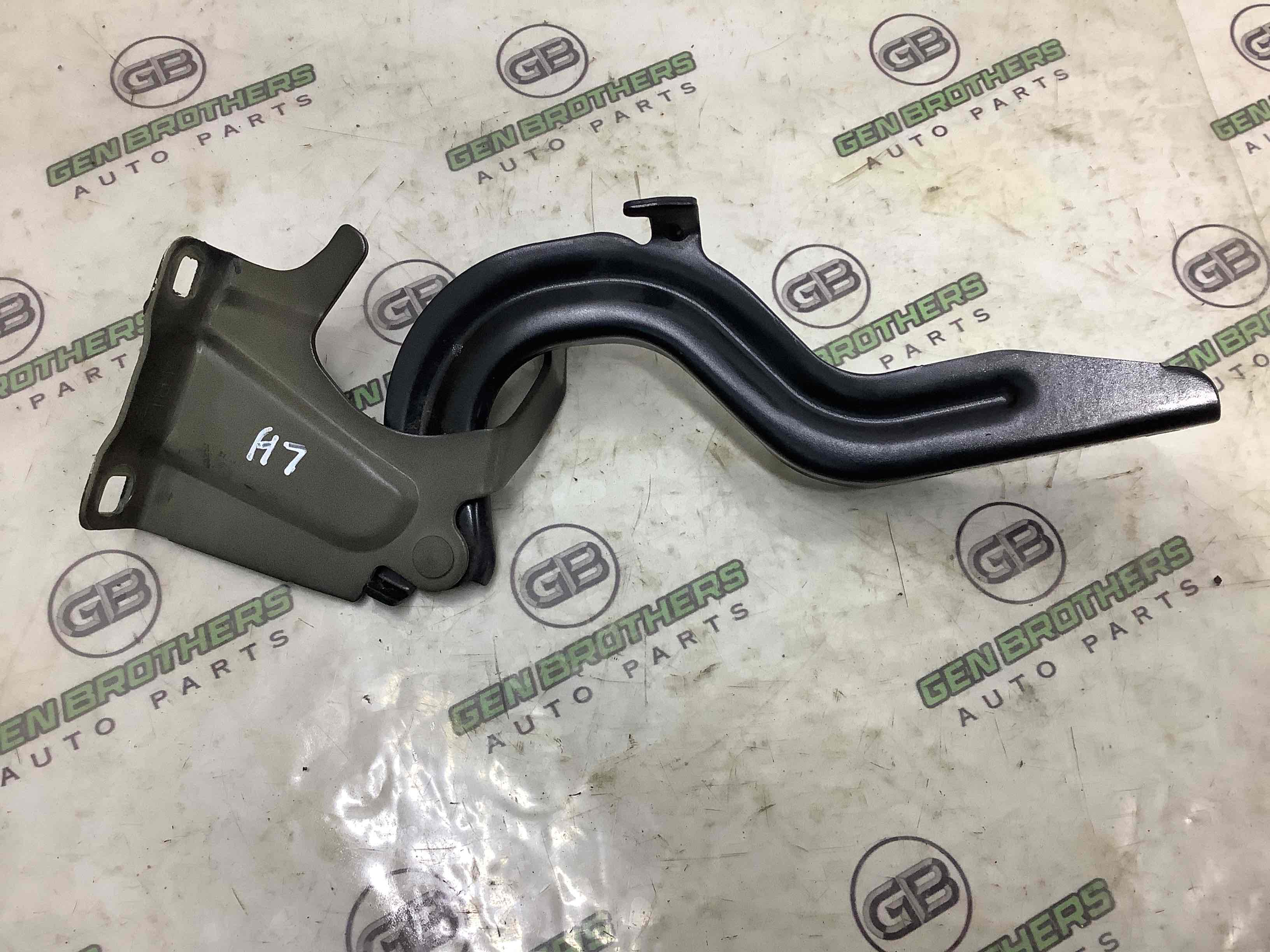 Петля капота, кронштейн капота