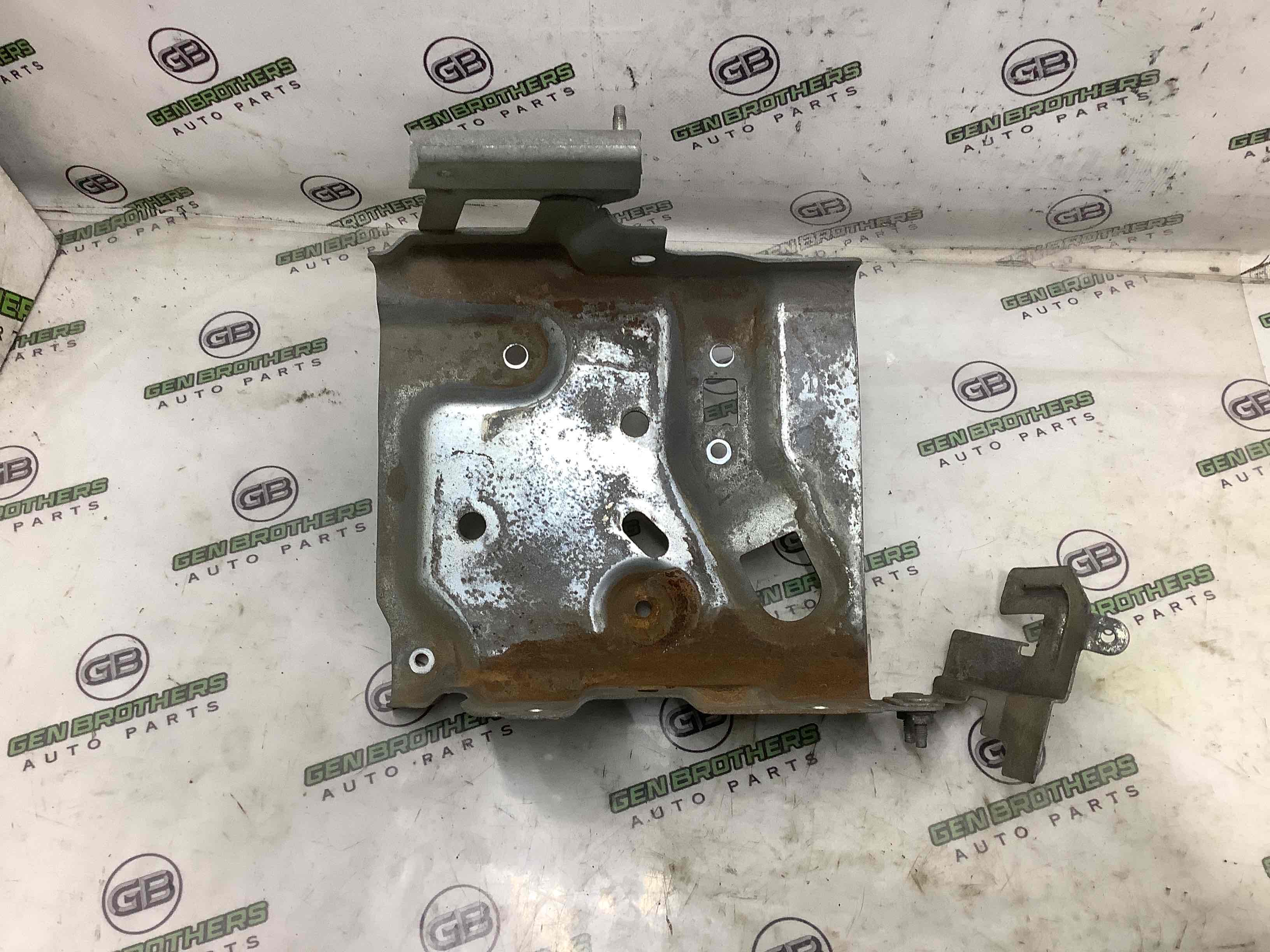 Полиця акумулятора, кришка, кріплення майданчик АКБ