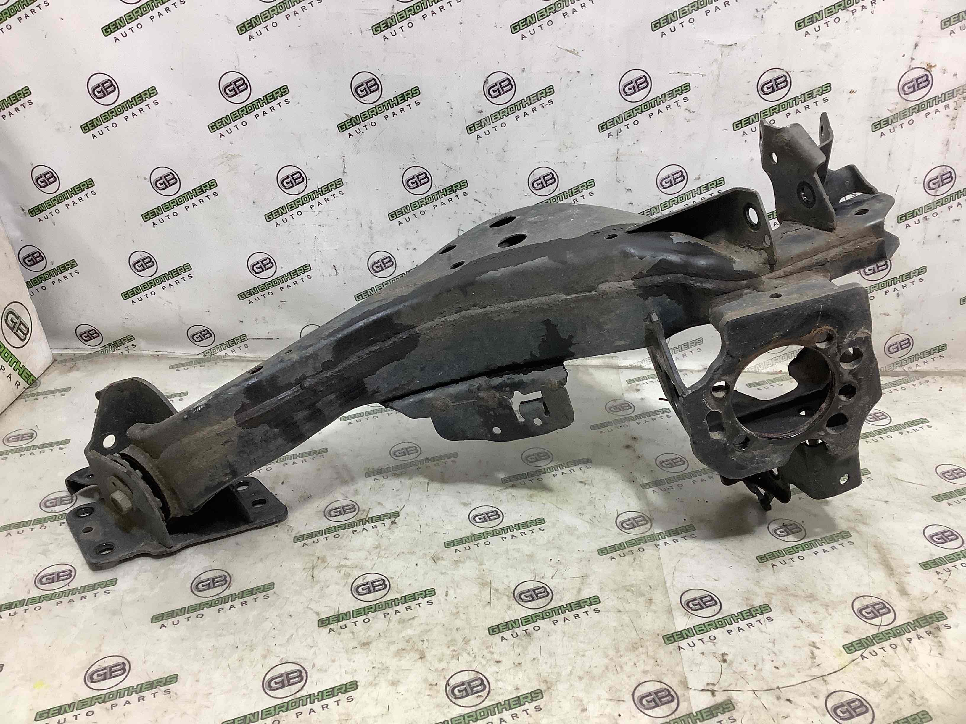 Кулак задній правий