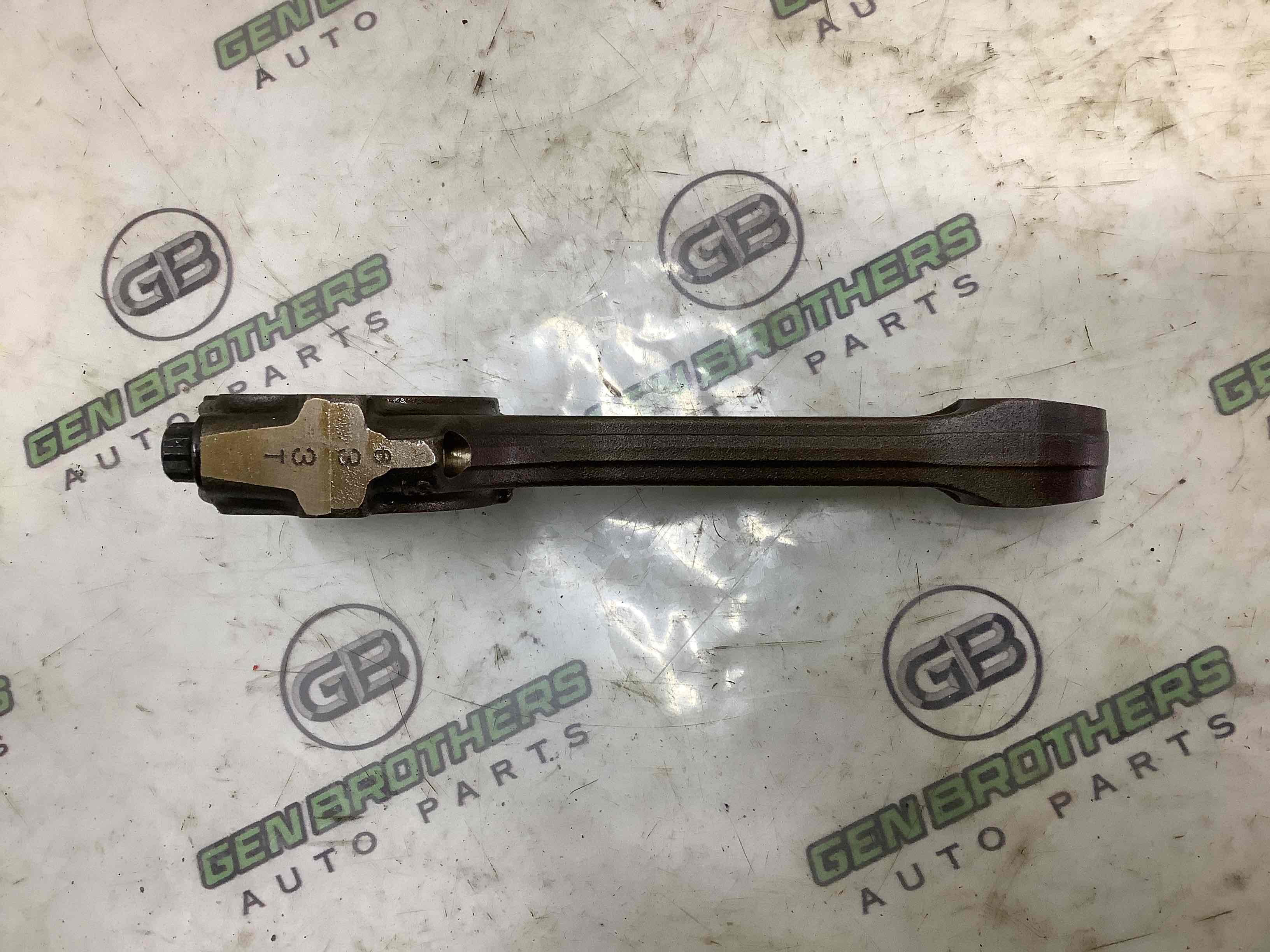 Шатун поршня двигуна