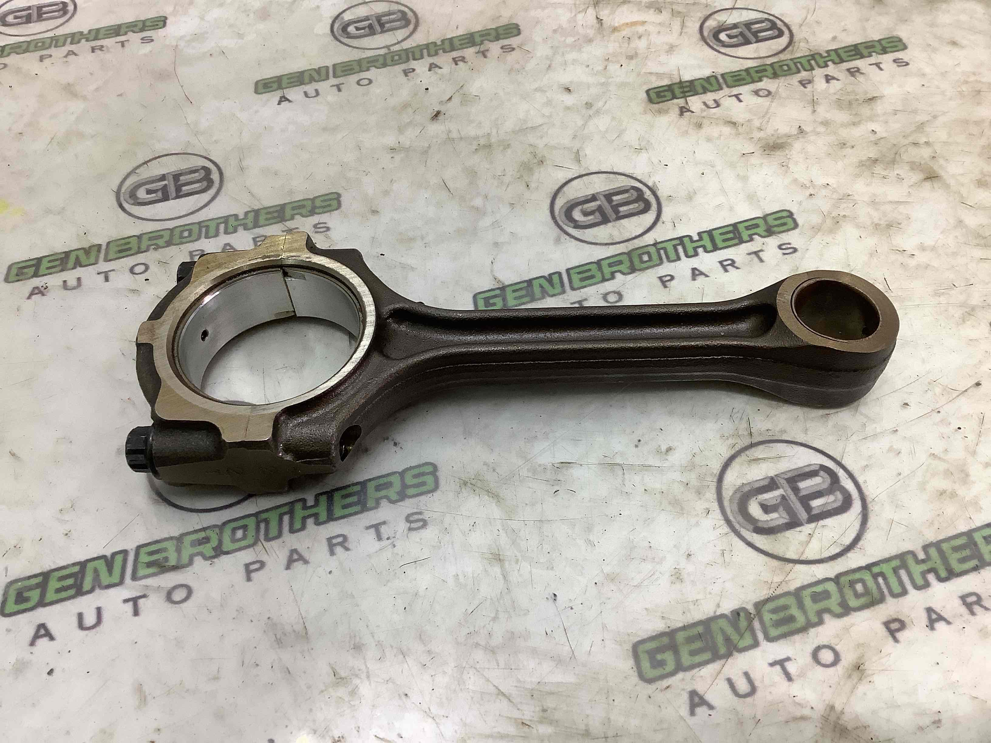 Шатун поршня двигуна