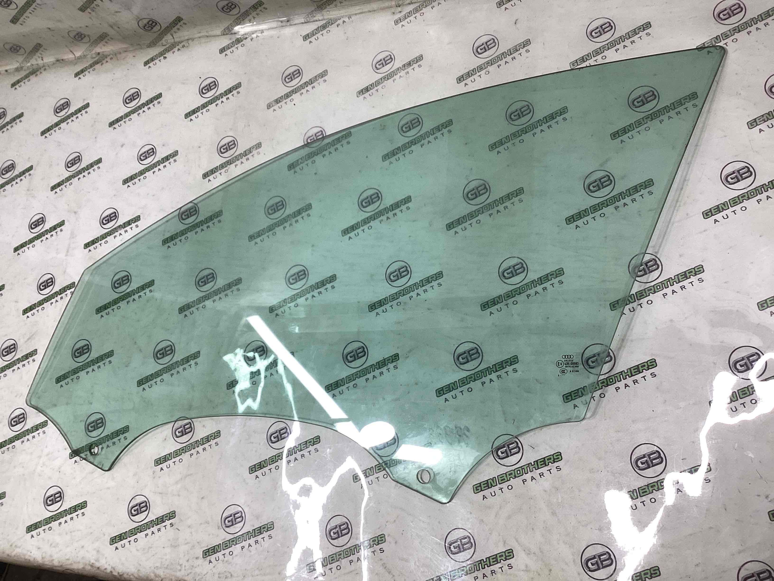 Стекло переднее левое