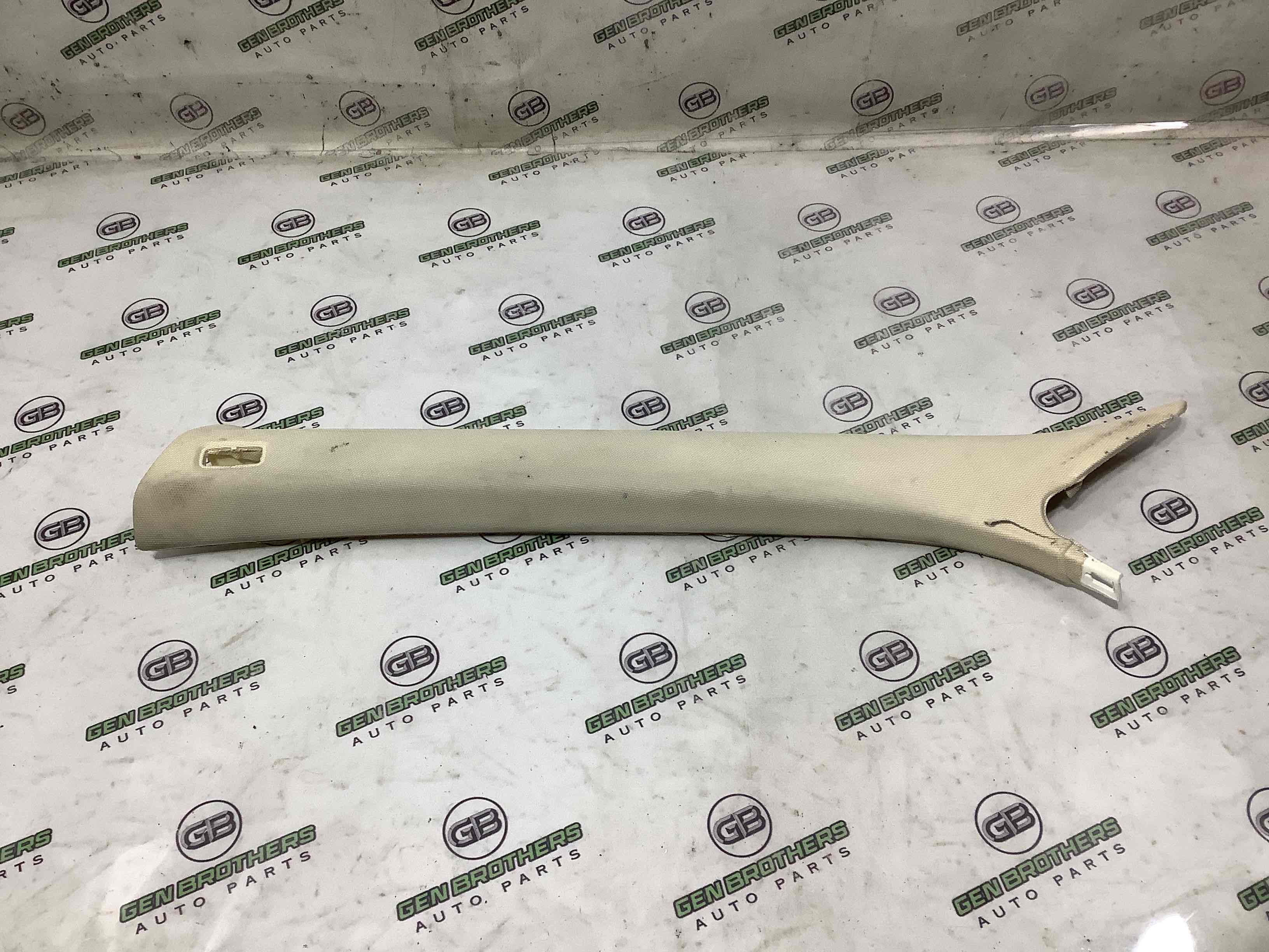 Обшивка передней стойки левая