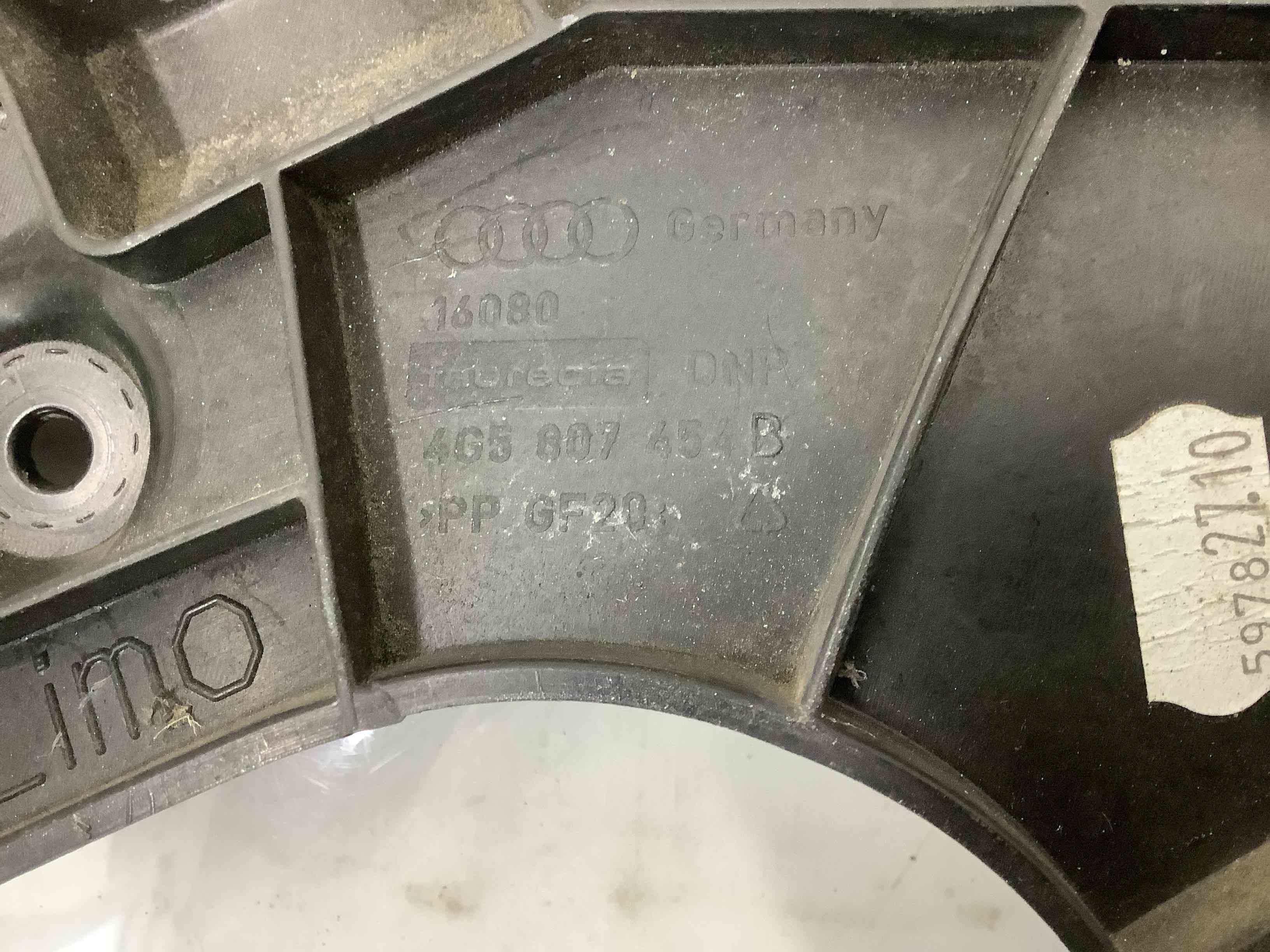 Крепление заднего бампера правое