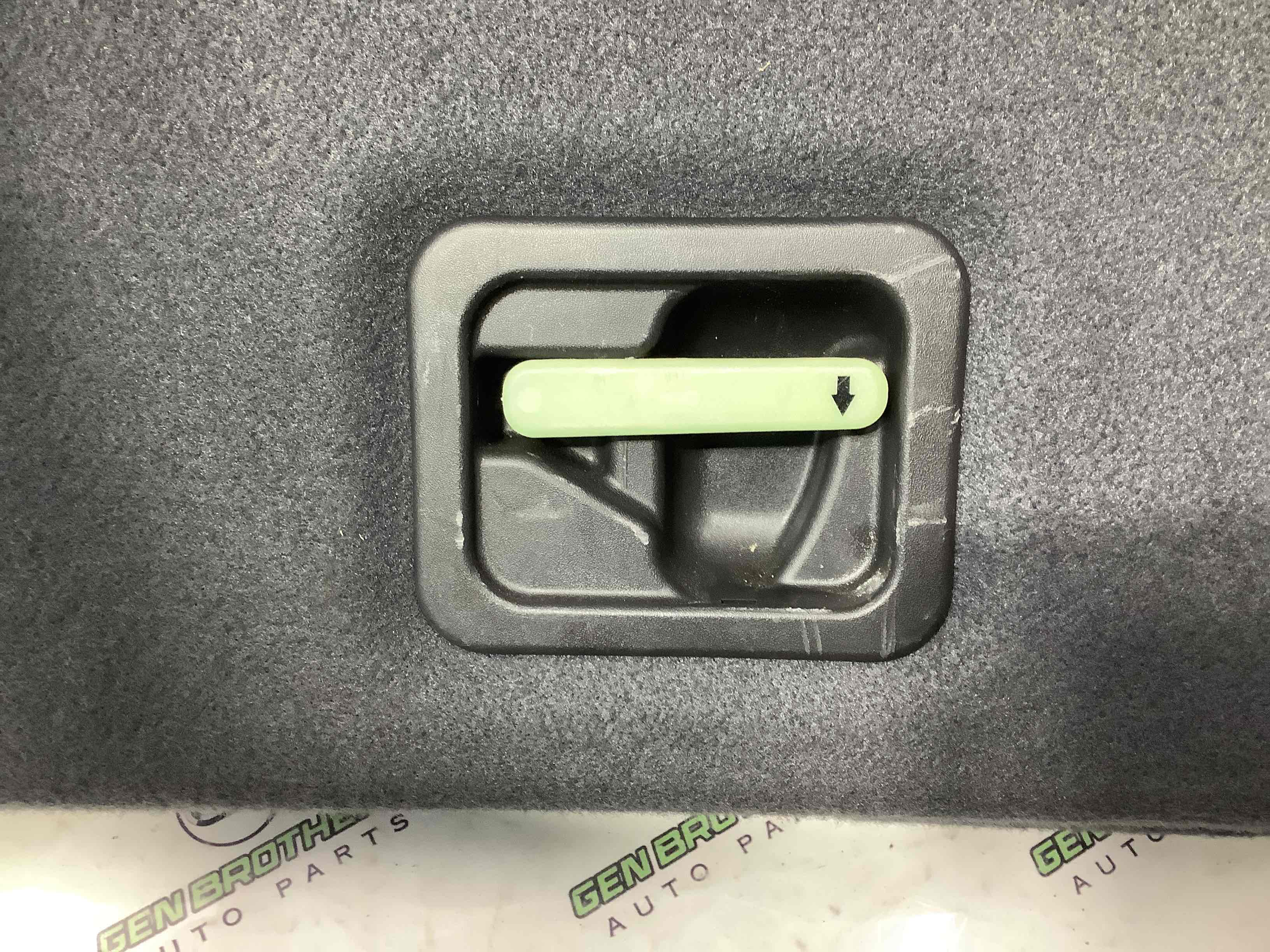 Обшивка крышки багажника