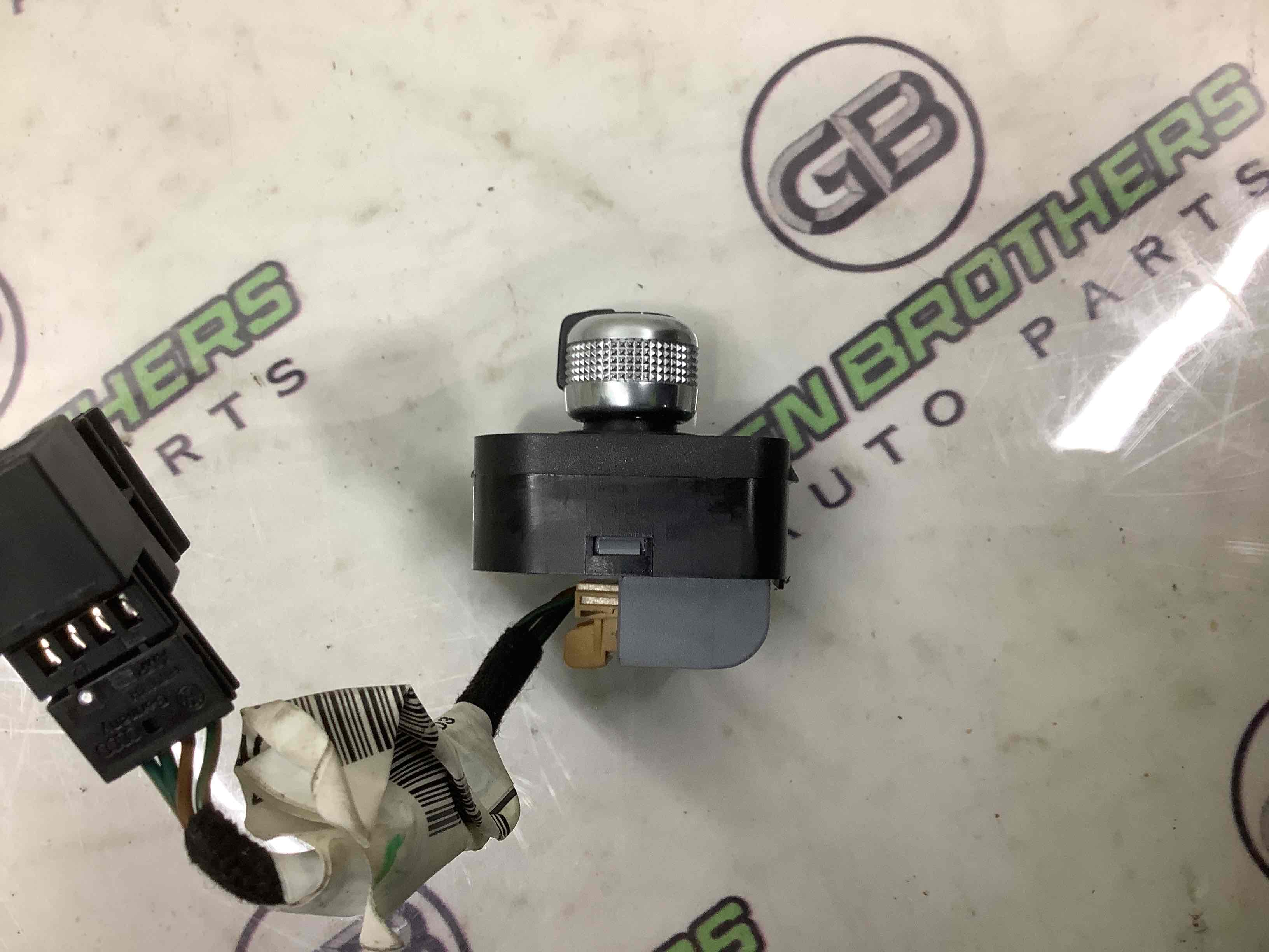 Кнопка регулировки зеркал